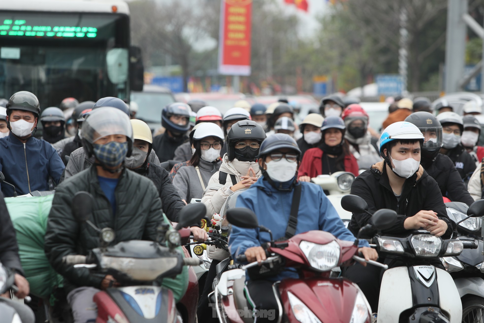 Ùn dài 3km tại lối ra cao tốc Pháp Vân Vân-Cầu Giẽ trong ngày cuối kỳ nghỉ Tết ảnh 1