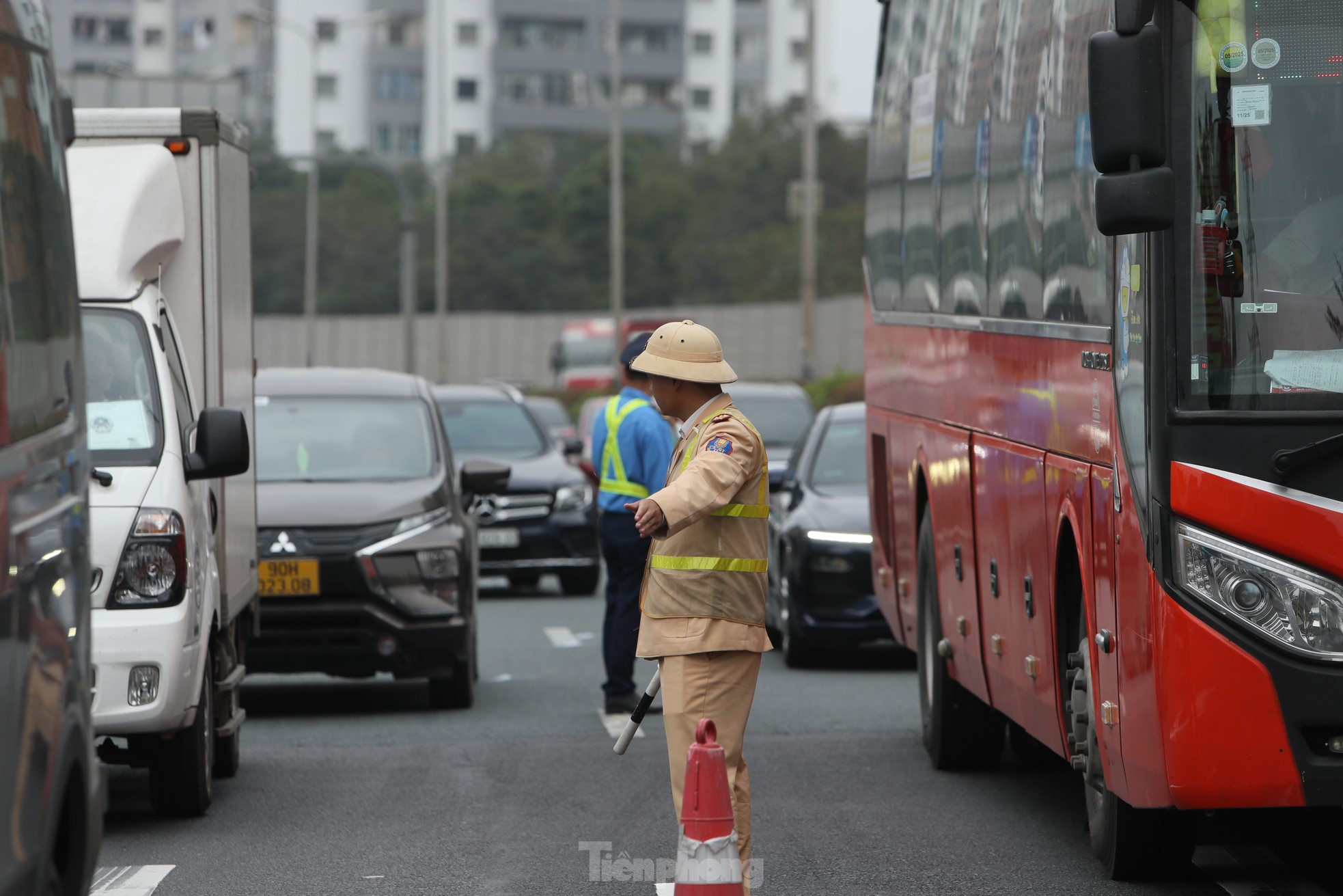 Ùn dài 3km tại lối ra cao tốc Pháp Vân Vân-Cầu Giẽ trong ngày cuối kỳ nghỉ Tết ảnh 4