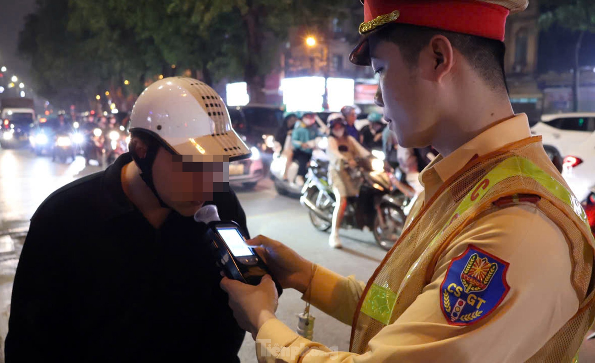 Hà Nội: Uống 4 cốc bia xong đi giao hàng cho vợ, nam tài xế xe máy bị phạt nặng ảnh 6