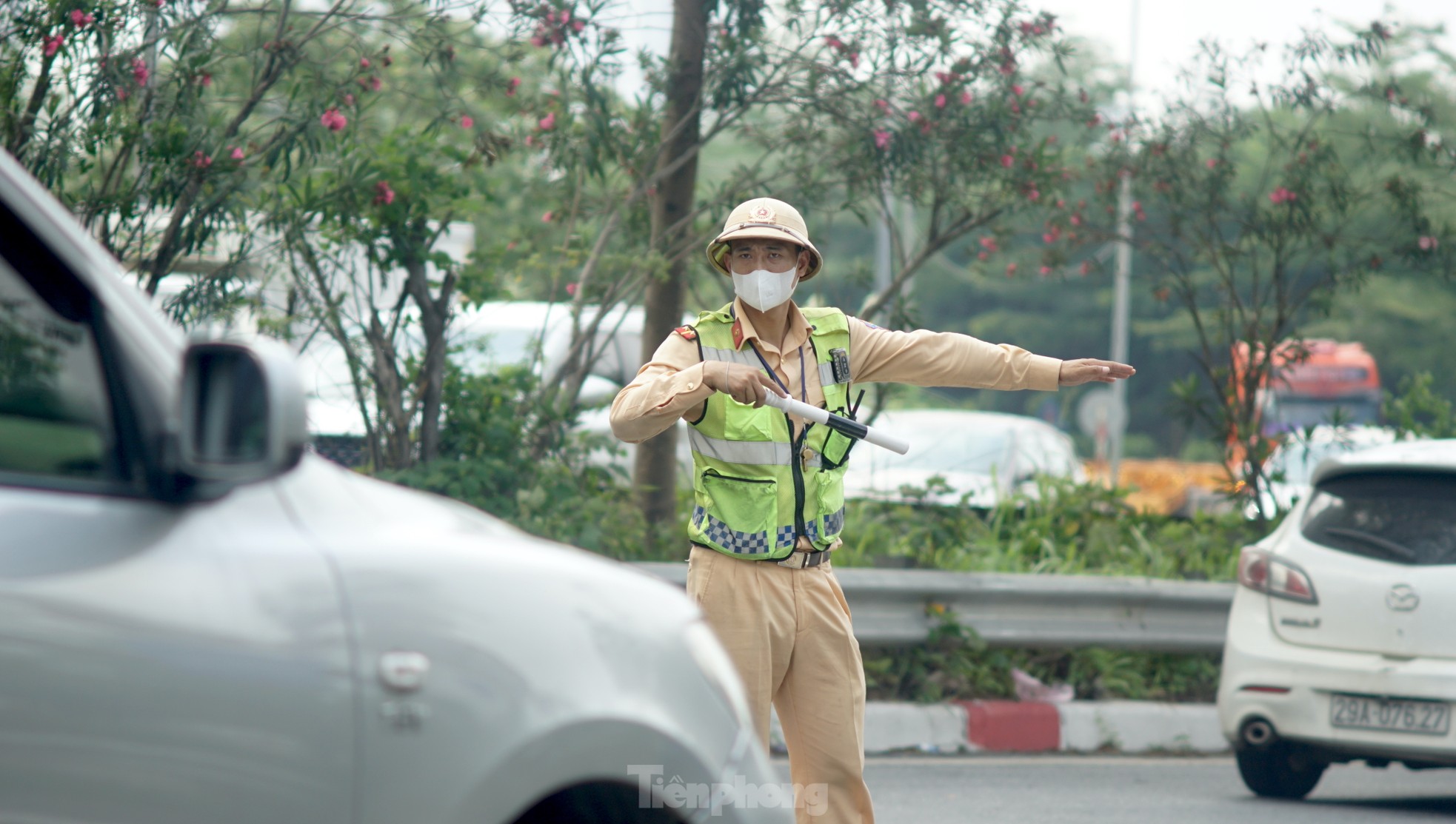 Chưa hết ngày nghỉ lễ, các phương tiện ùn tắc kéo dài hàng km tại cửa ngõ Thủ đô ảnh 4