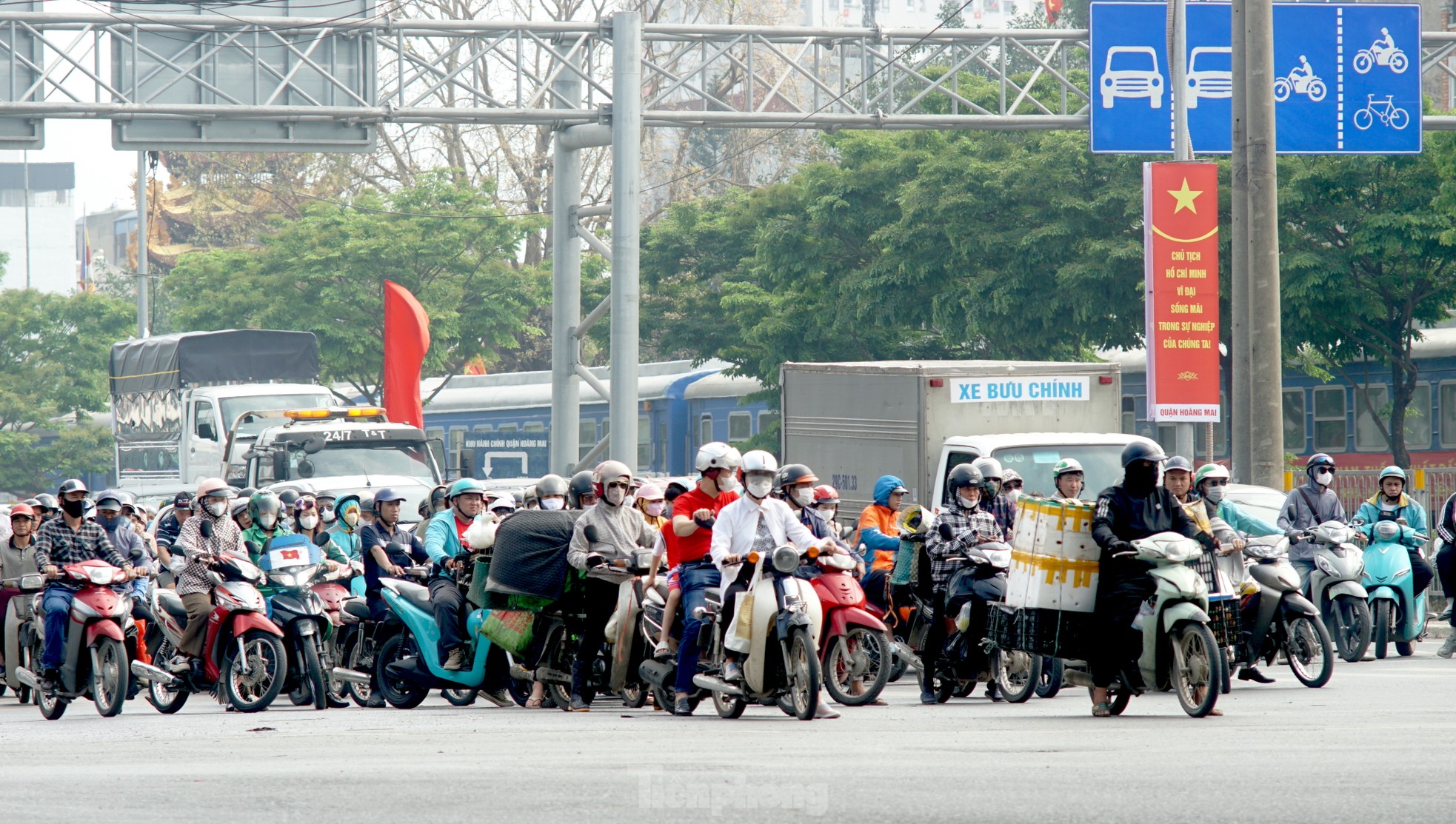 Chưa hết ngày nghỉ lễ, các phương tiện ùn tắc kéo dài hàng km tại cửa ngõ Thủ đô ảnh 9