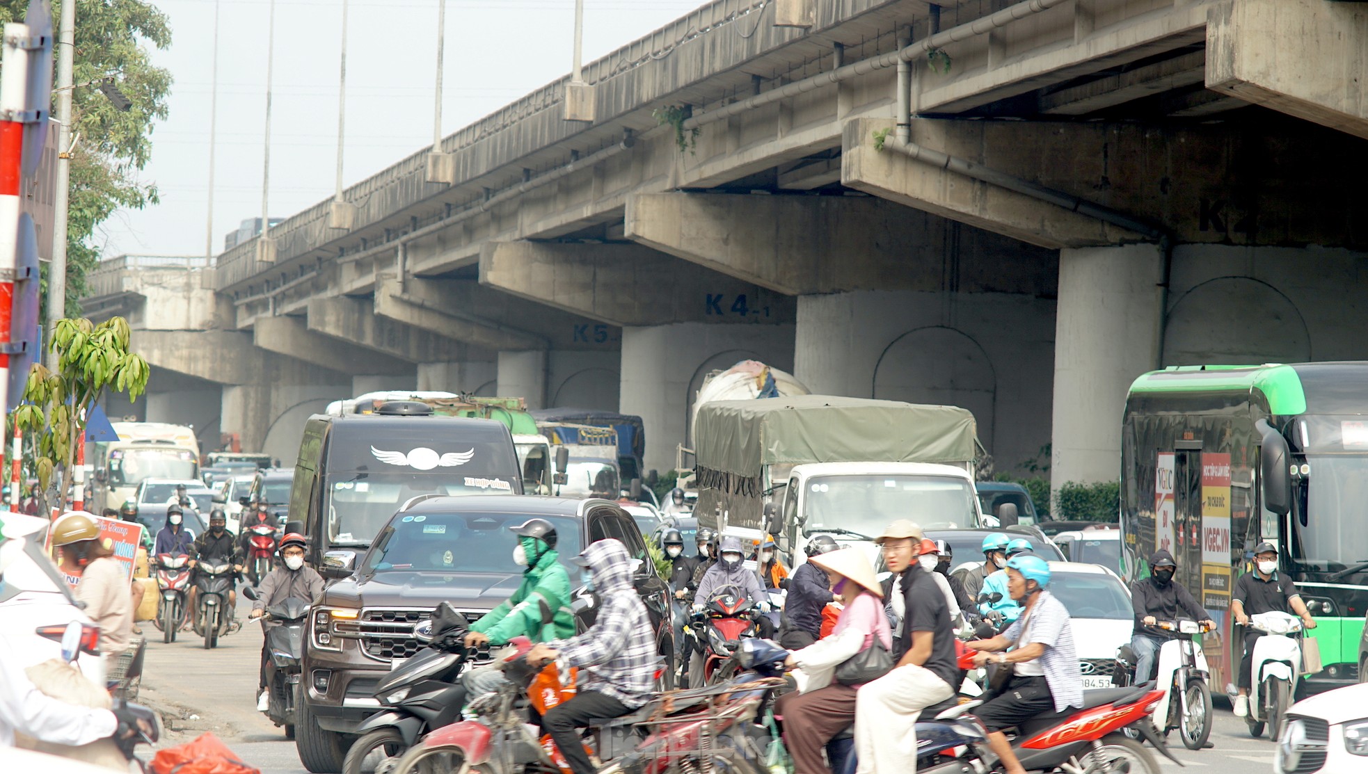 Chưa hết ngày nghỉ lễ, các phương tiện ùn tắc kéo dài hàng km tại cửa ngõ Thủ đô ảnh 8