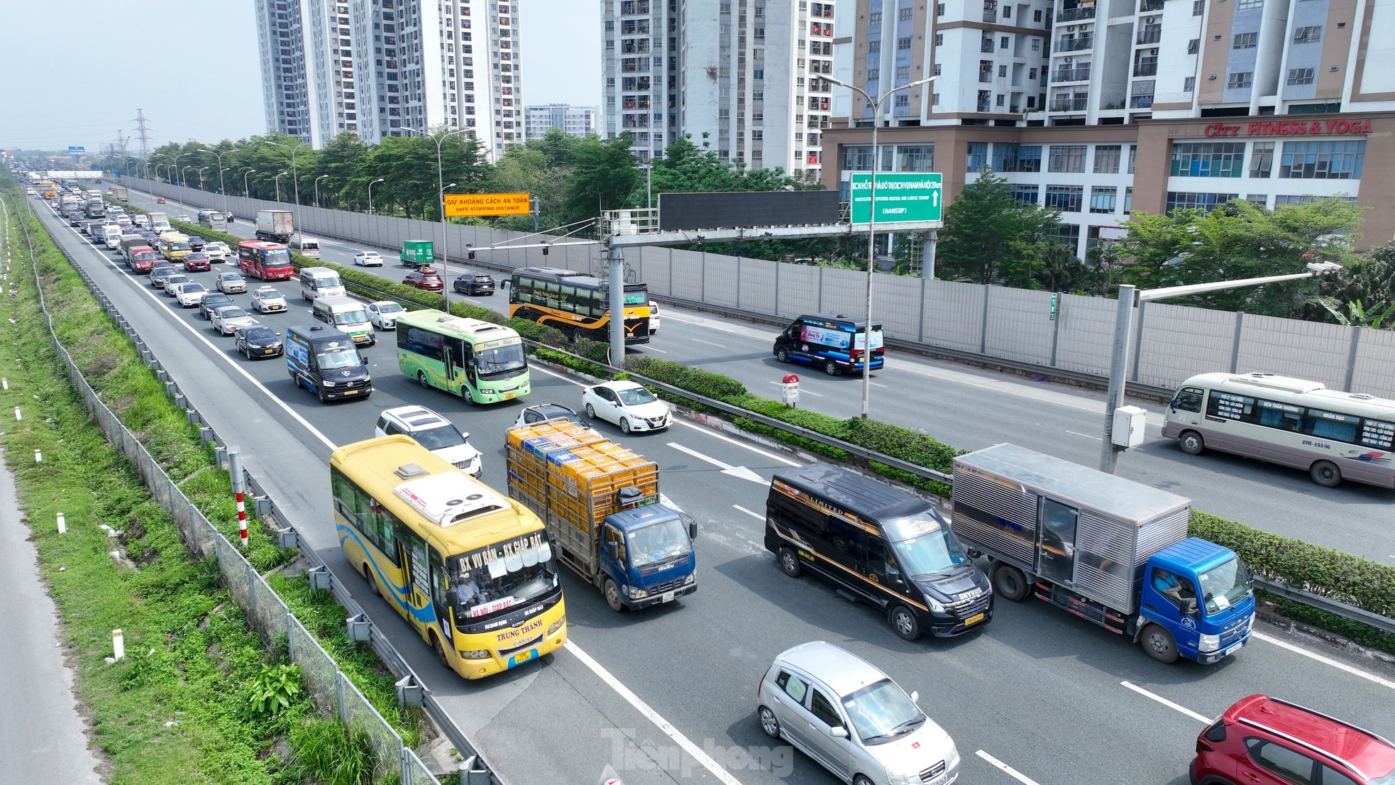 Chưa hết ngày nghỉ lễ, các phương tiện ùn tắc kéo dài hàng km tại cửa ngõ Thủ đô ảnh 5