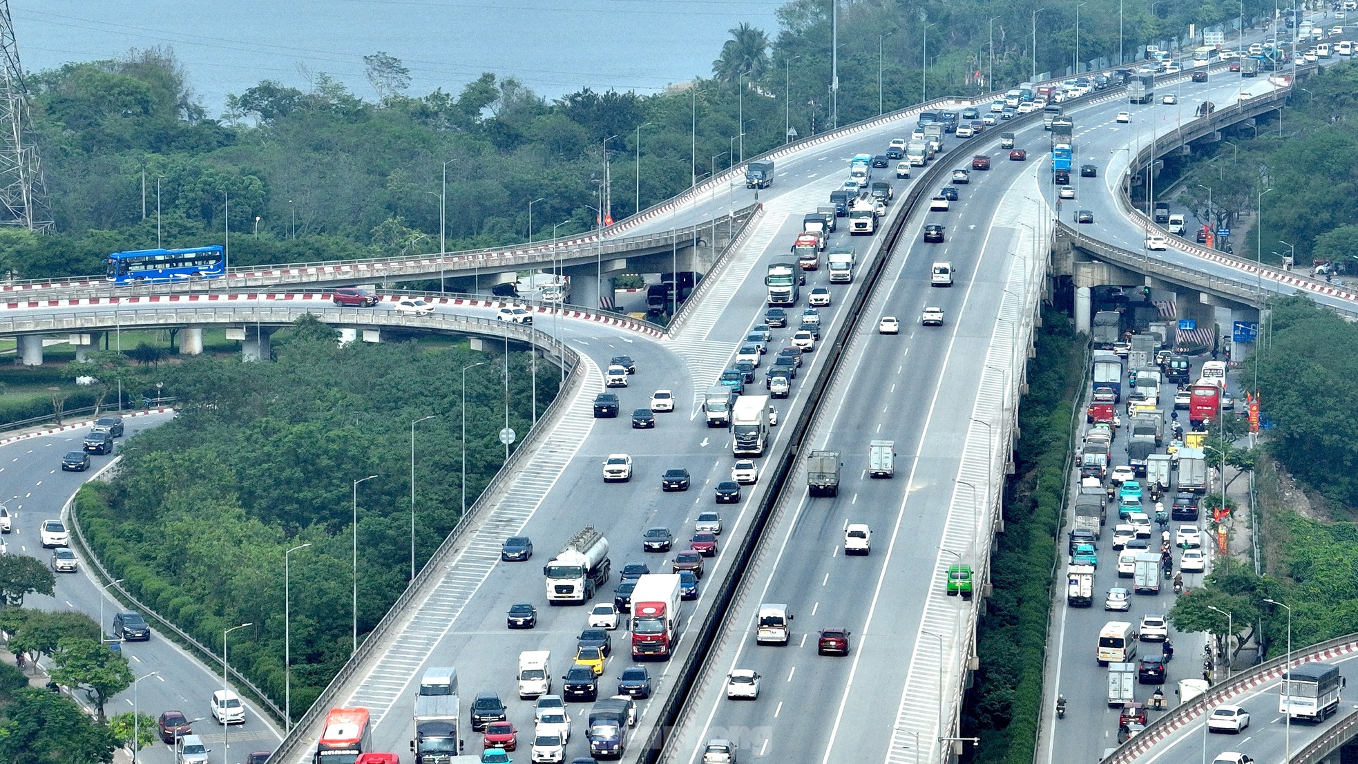 Chưa hết ngày nghỉ lễ, các phương tiện ùn tắc kéo dài hàng km tại cửa ngõ Thủ đô ảnh 10