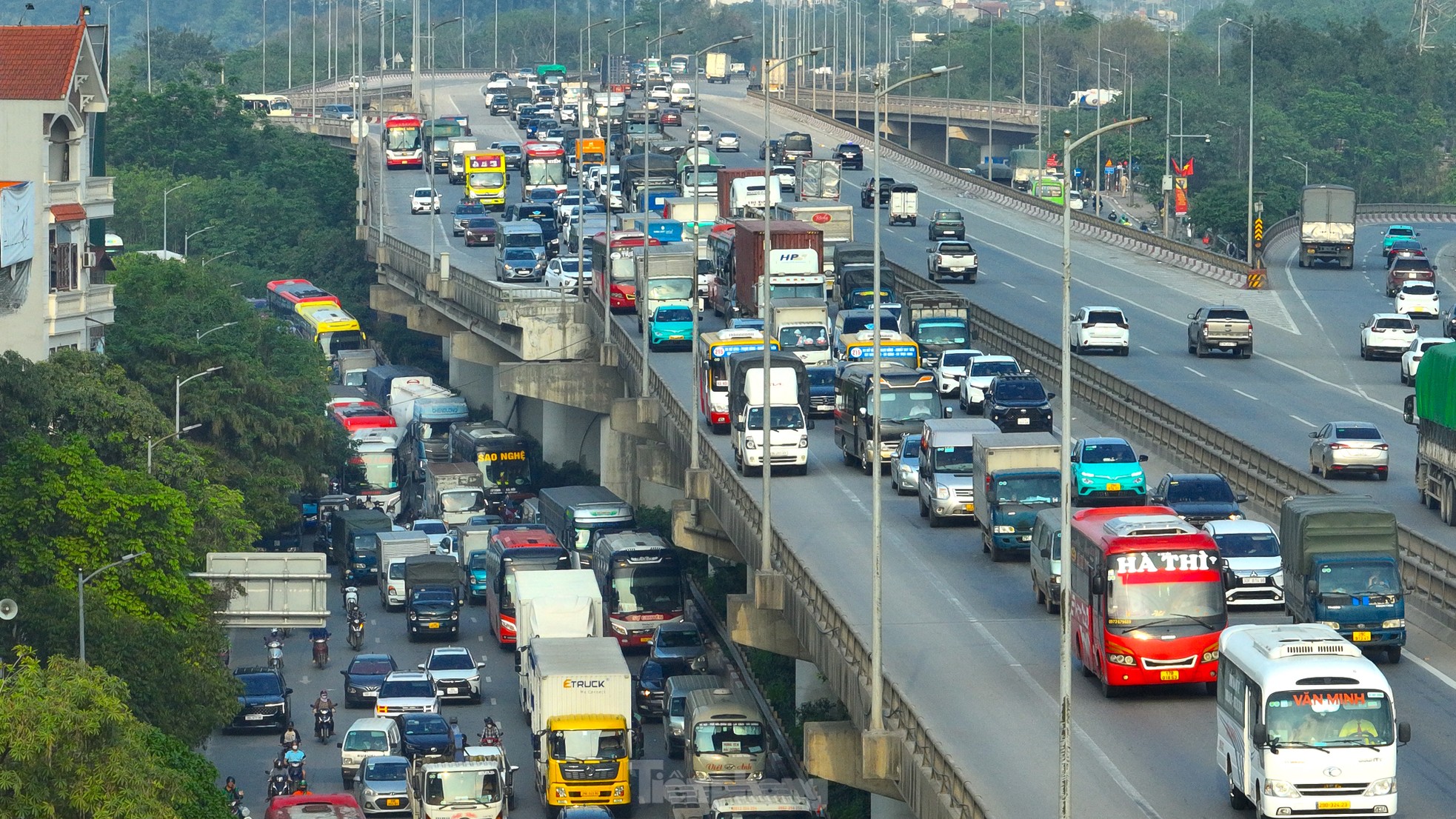 Chưa hết ngày nghỉ lễ, các phương tiện ùn tắc kéo dài hàng km tại cửa ngõ Thủ đô ảnh 6