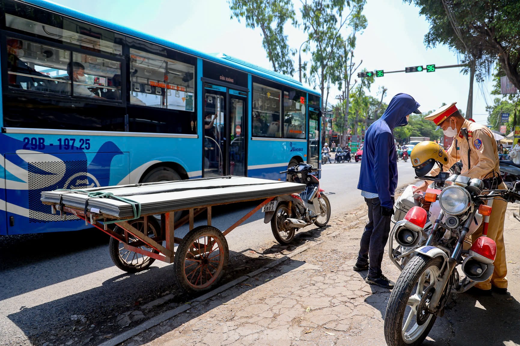 Hà Nội: Xử lý loạt tài xế xe máy tự chế 'rơ moóc' kéo hàng cồng kềnh ảnh 4