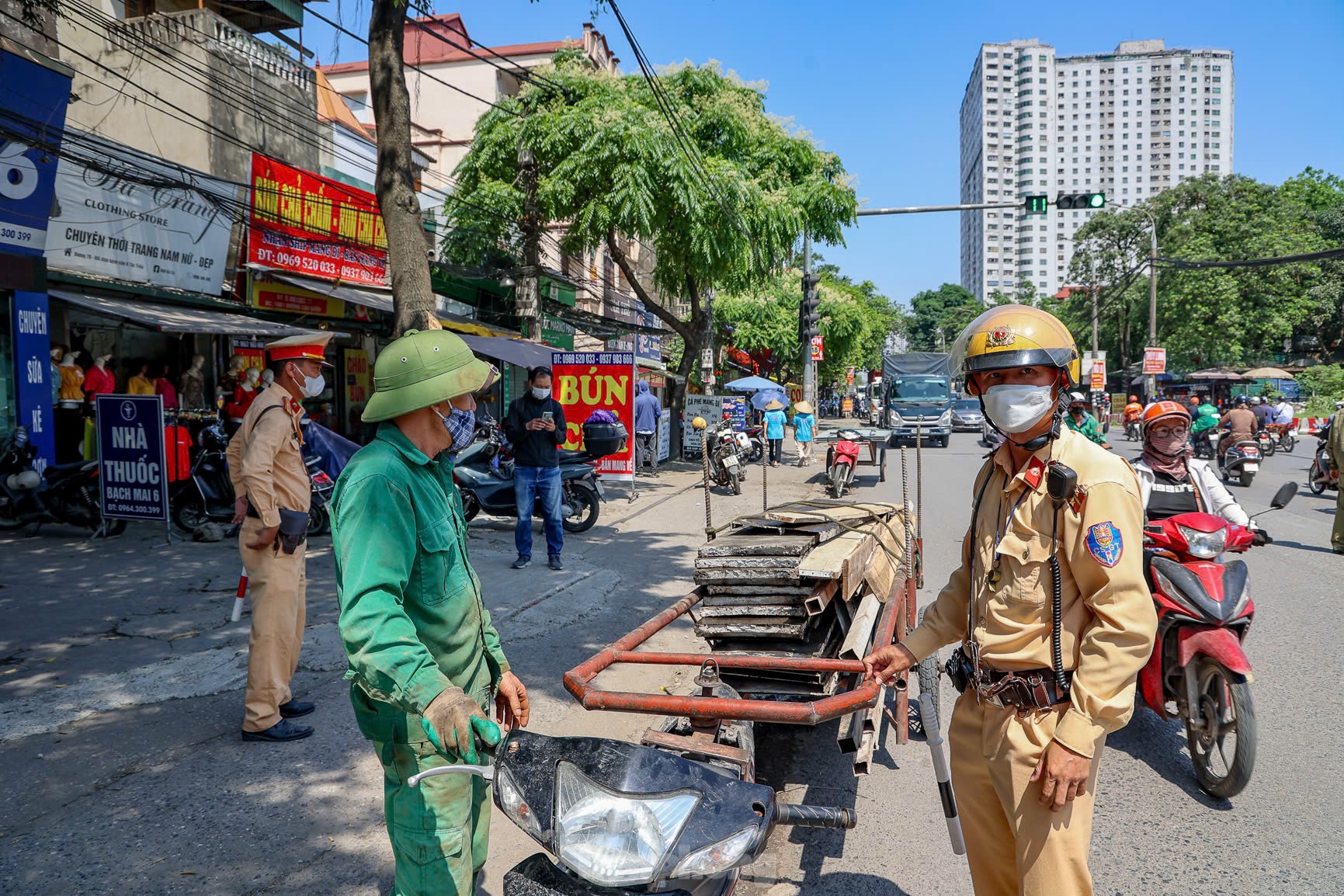 Hà Nội: Xử lý loạt tài xế xe máy tự chế 'rơ moóc' kéo hàng cồng kềnh ảnh 3