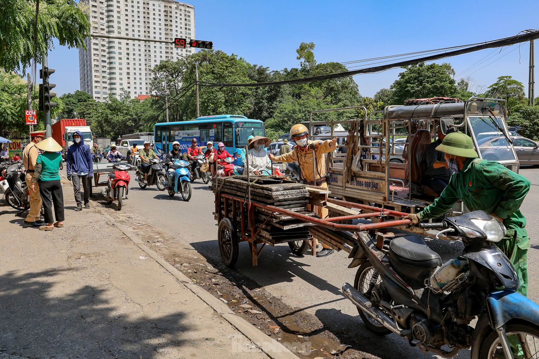 Hà Nội: Xử lý loạt tài xế xe máy tự chế 'rơ moóc' kéo hàng cồng kềnh ảnh 5