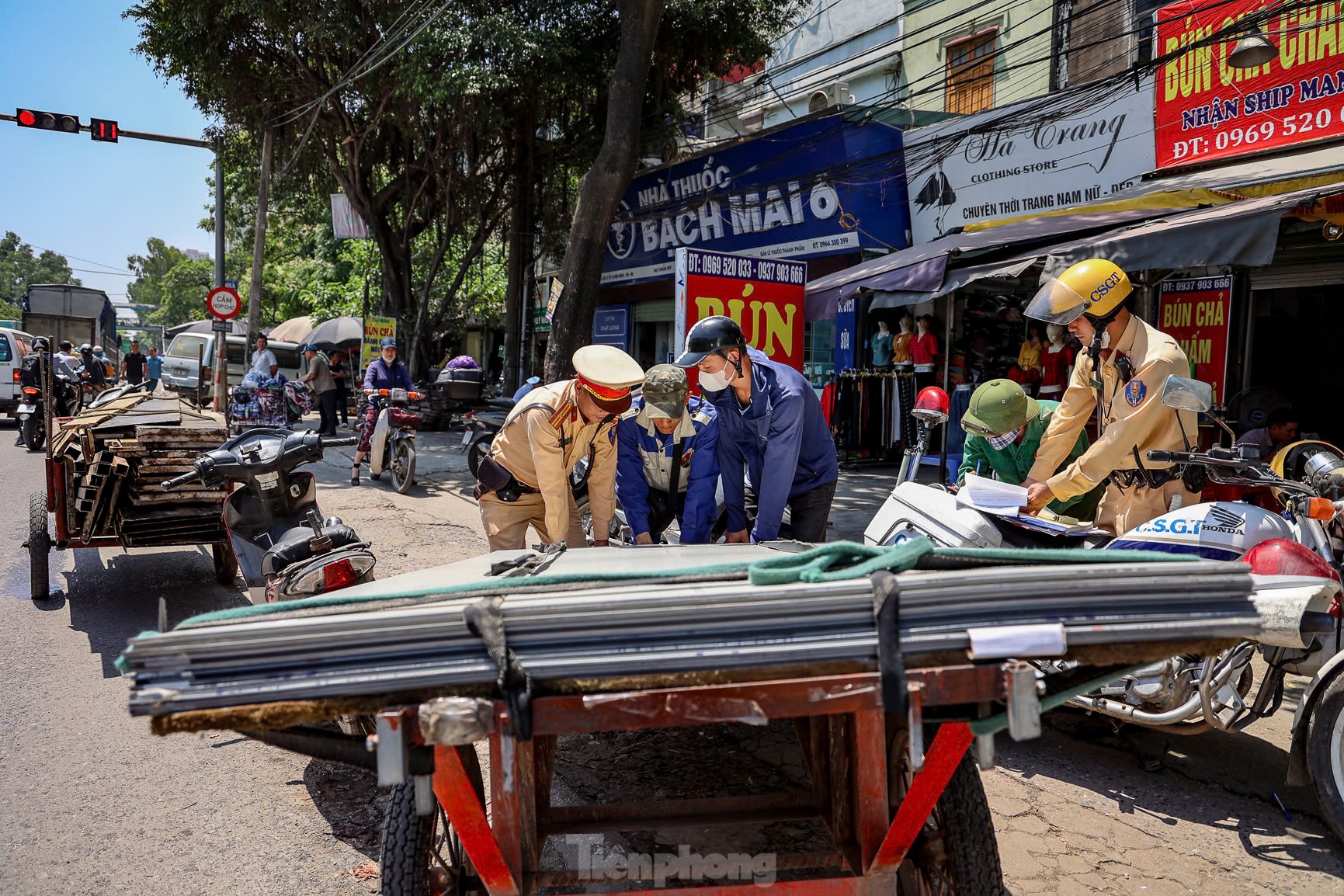 Hà Nội: Xử lý loạt tài xế xe máy tự chế 'rơ moóc' kéo hàng cồng kềnh ảnh 10