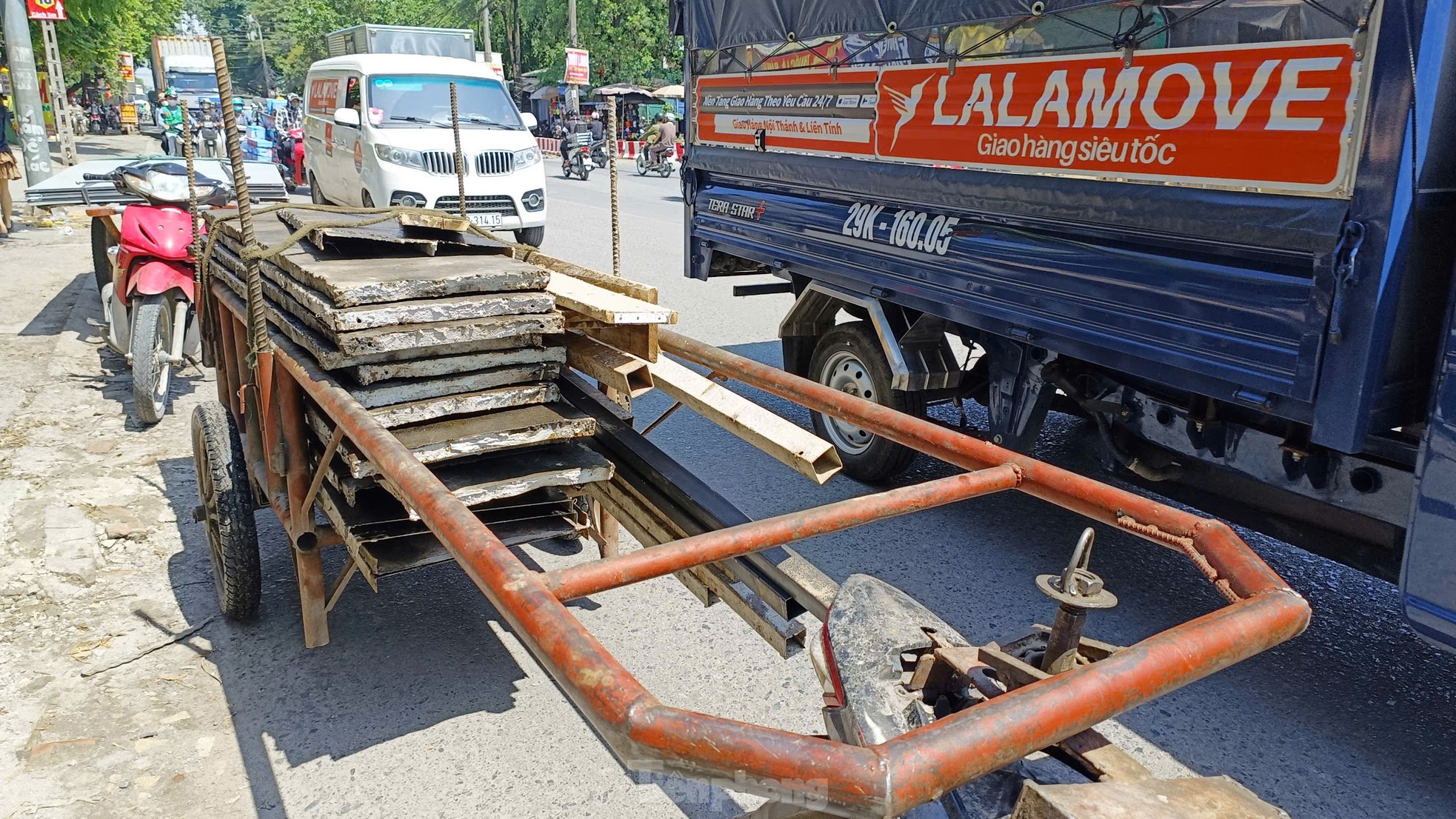 Hà Nội: Xử lý loạt tài xế xe máy tự chế 'rơ moóc' kéo hàng cồng kềnh ảnh 6