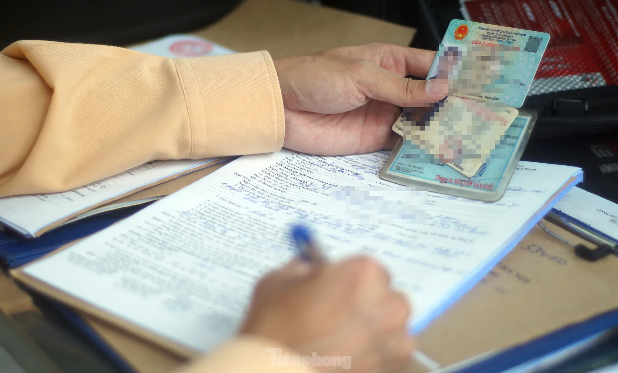 Hà Nội: Hàng loạt tài xế bị xử phạt vì ‘leo’ xe máy lên vỉa hè, đi ngược chiều ảnh 9