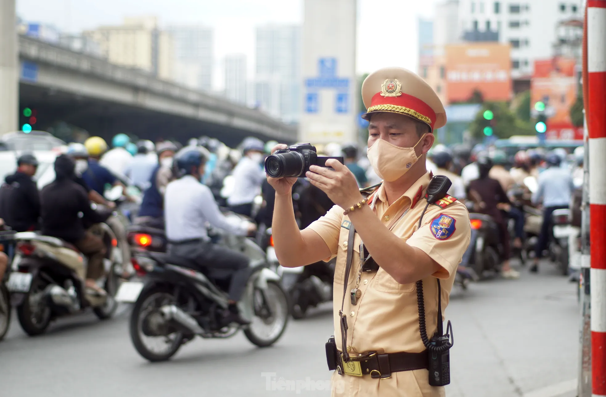 Hà Nội: Hàng loạt tài xế bị xử phạt vì ‘leo’ xe máy lên vỉa hè, đi ngược chiều ảnh 1