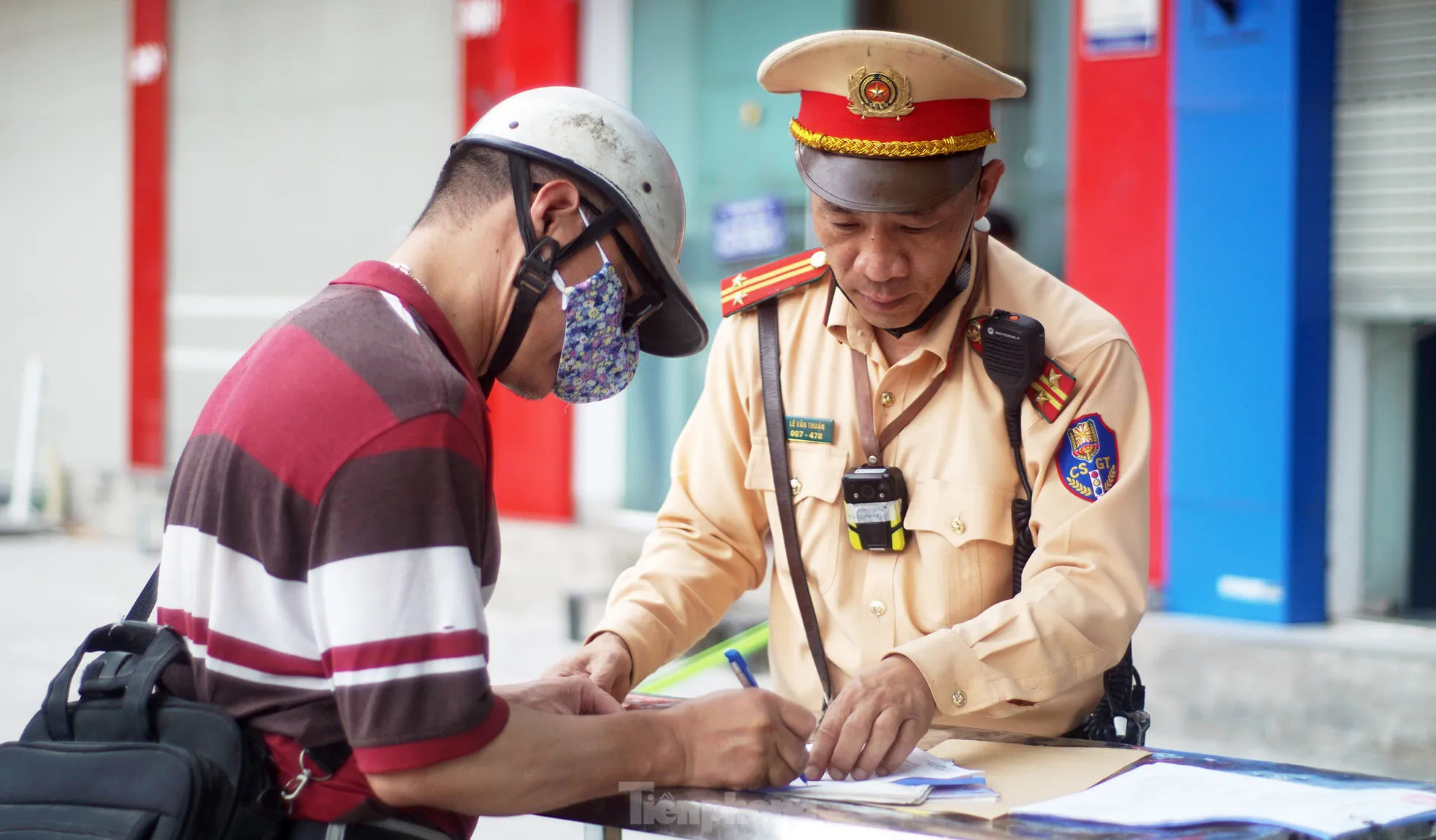 Hà Nội: Hàng loạt tài xế bị xử phạt vì ‘leo’ xe máy lên vỉa hè, đi ngược chiều ảnh 13