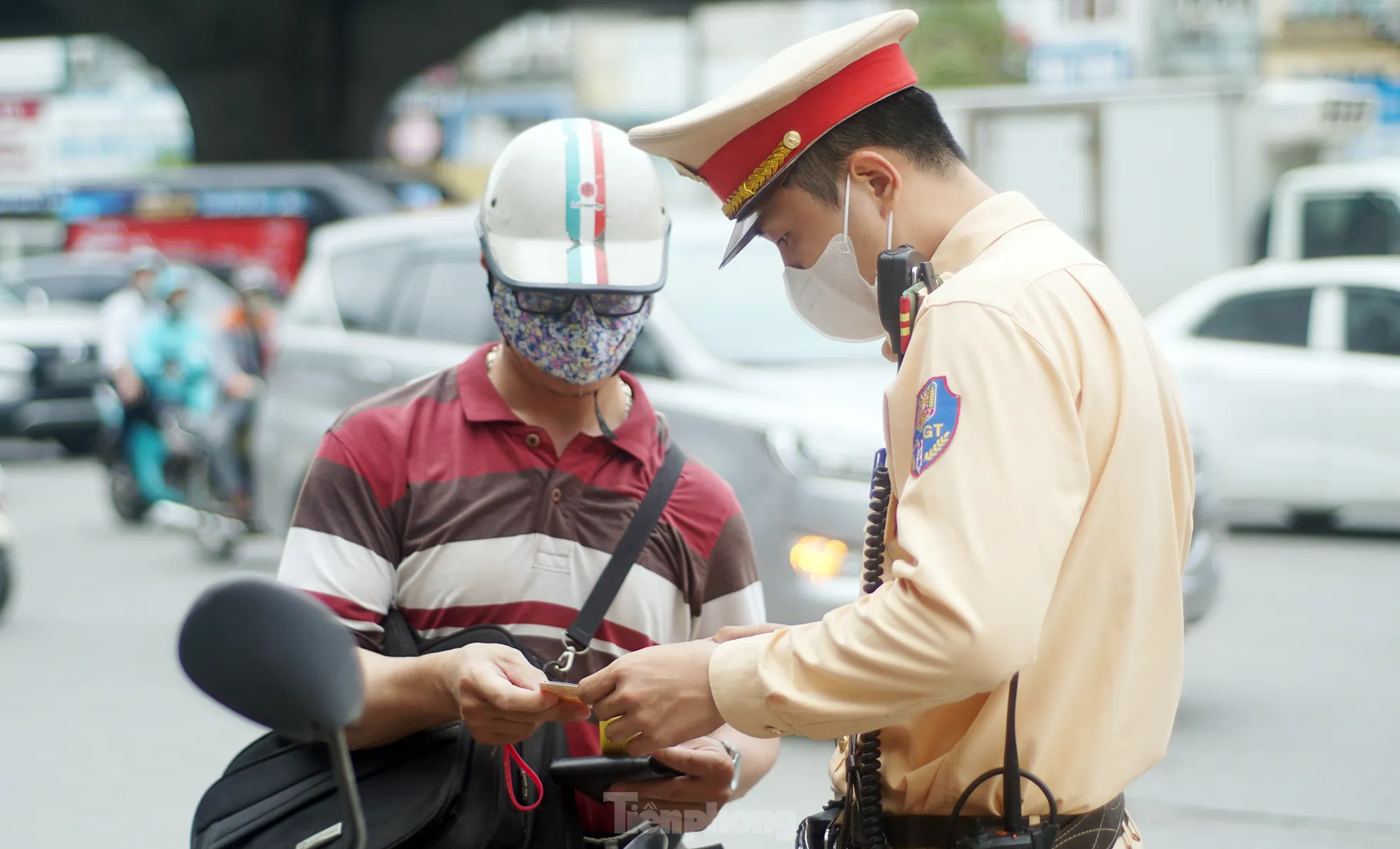 Hà Nội: Hàng loạt tài xế bị xử phạt vì ‘leo’ xe máy lên vỉa hè, đi ngược chiều ảnh 14