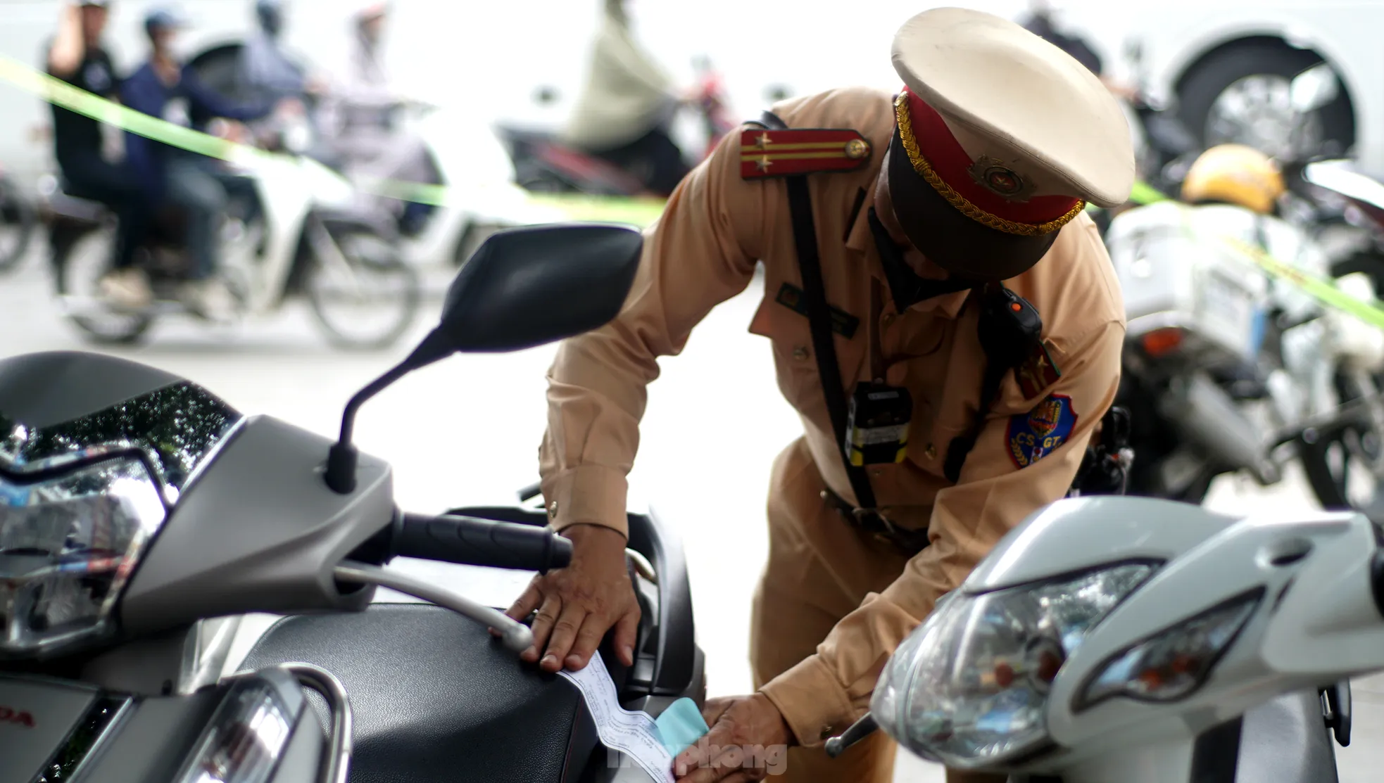 Hà Nội: Hàng loạt tài xế bị xử phạt vì ‘leo’ xe máy lên vỉa hè, đi ngược chiều ảnh 11
