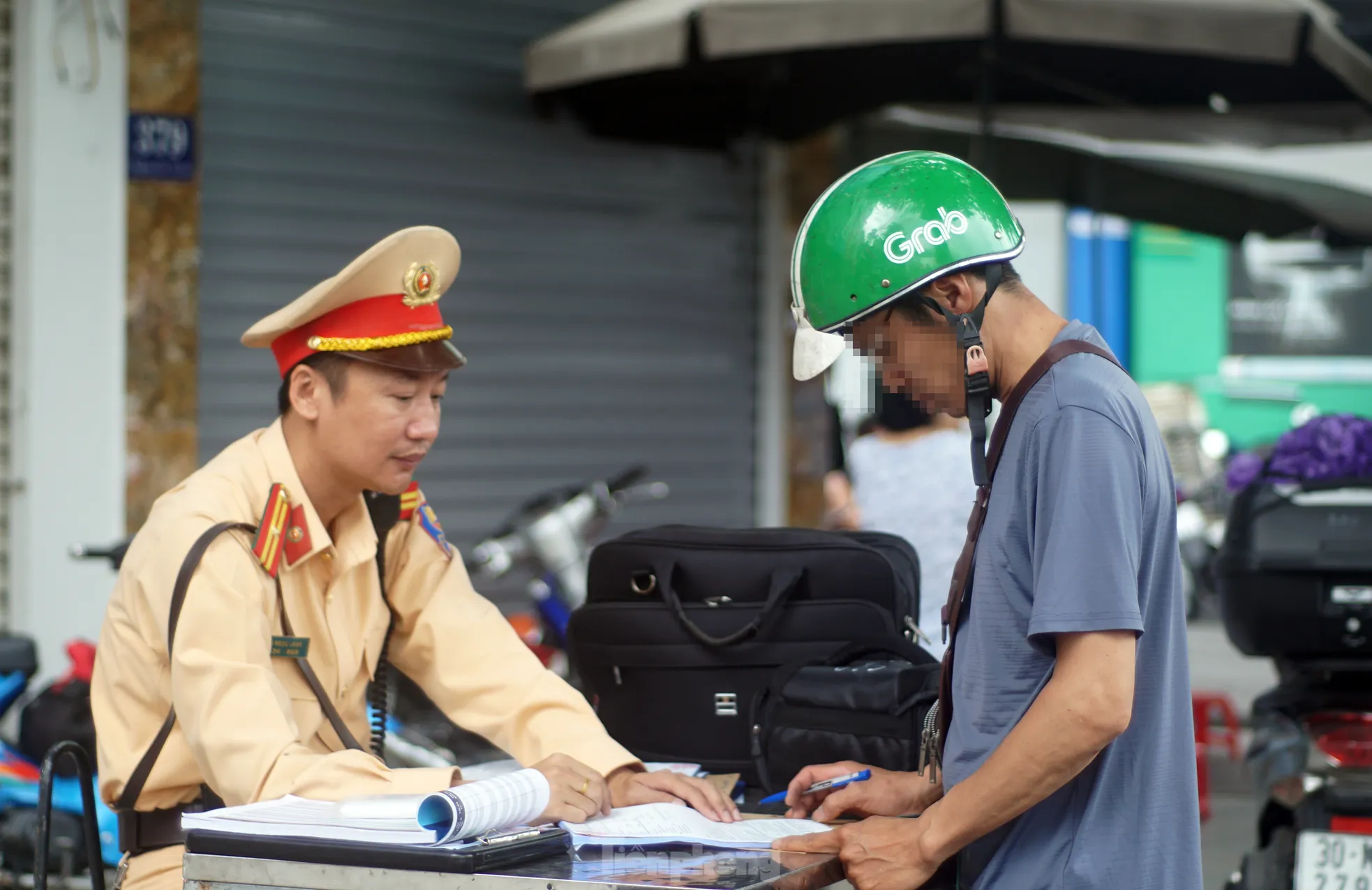 Hà Nội: Hàng loạt tài xế bị xử phạt vì ‘leo’ xe máy lên vỉa hè, đi ngược chiều ảnh 6