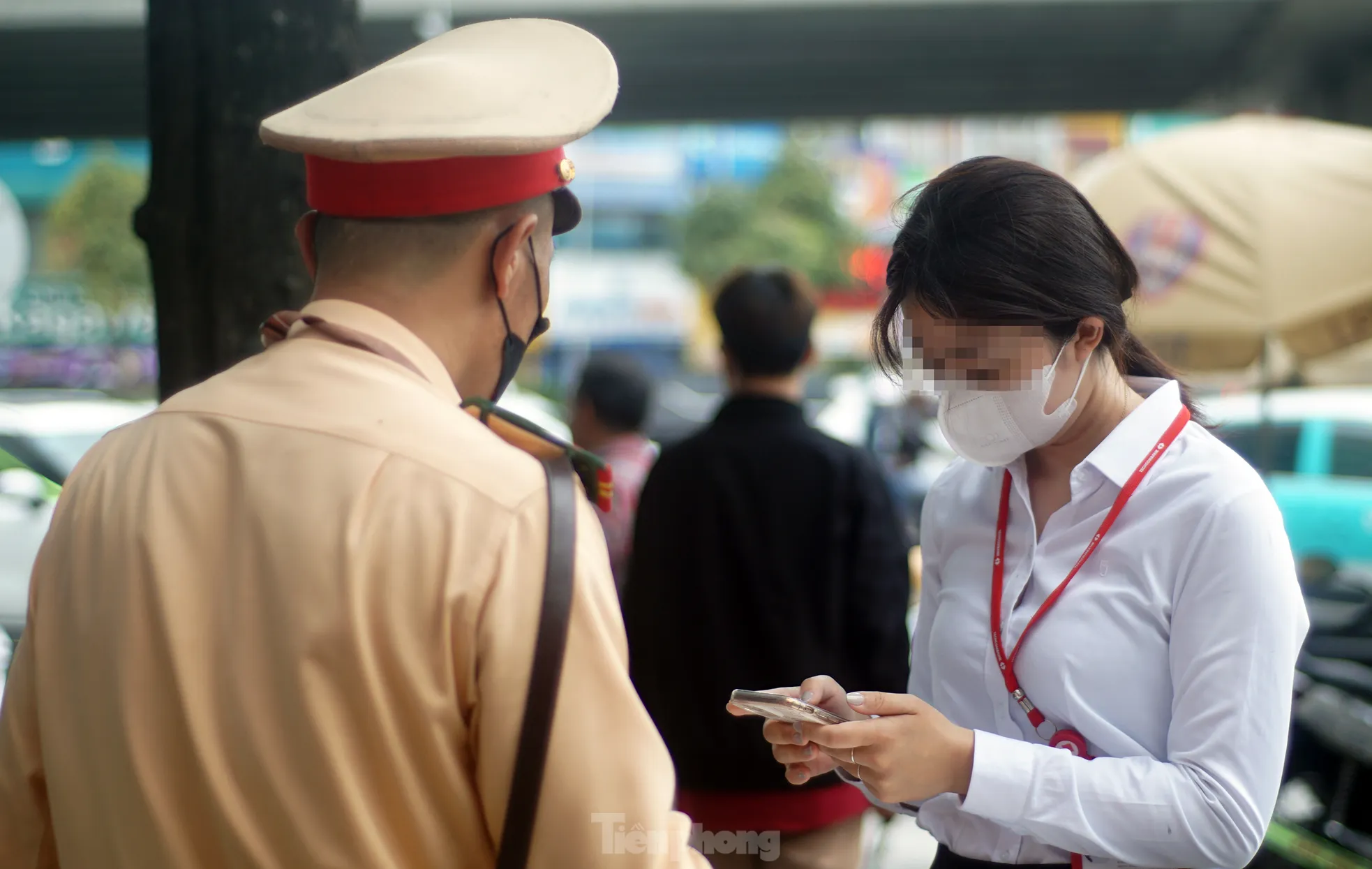 Hà Nội: Hàng loạt tài xế bị xử phạt vì ‘leo’ xe máy lên vỉa hè, đi ngược chiều ảnh 8