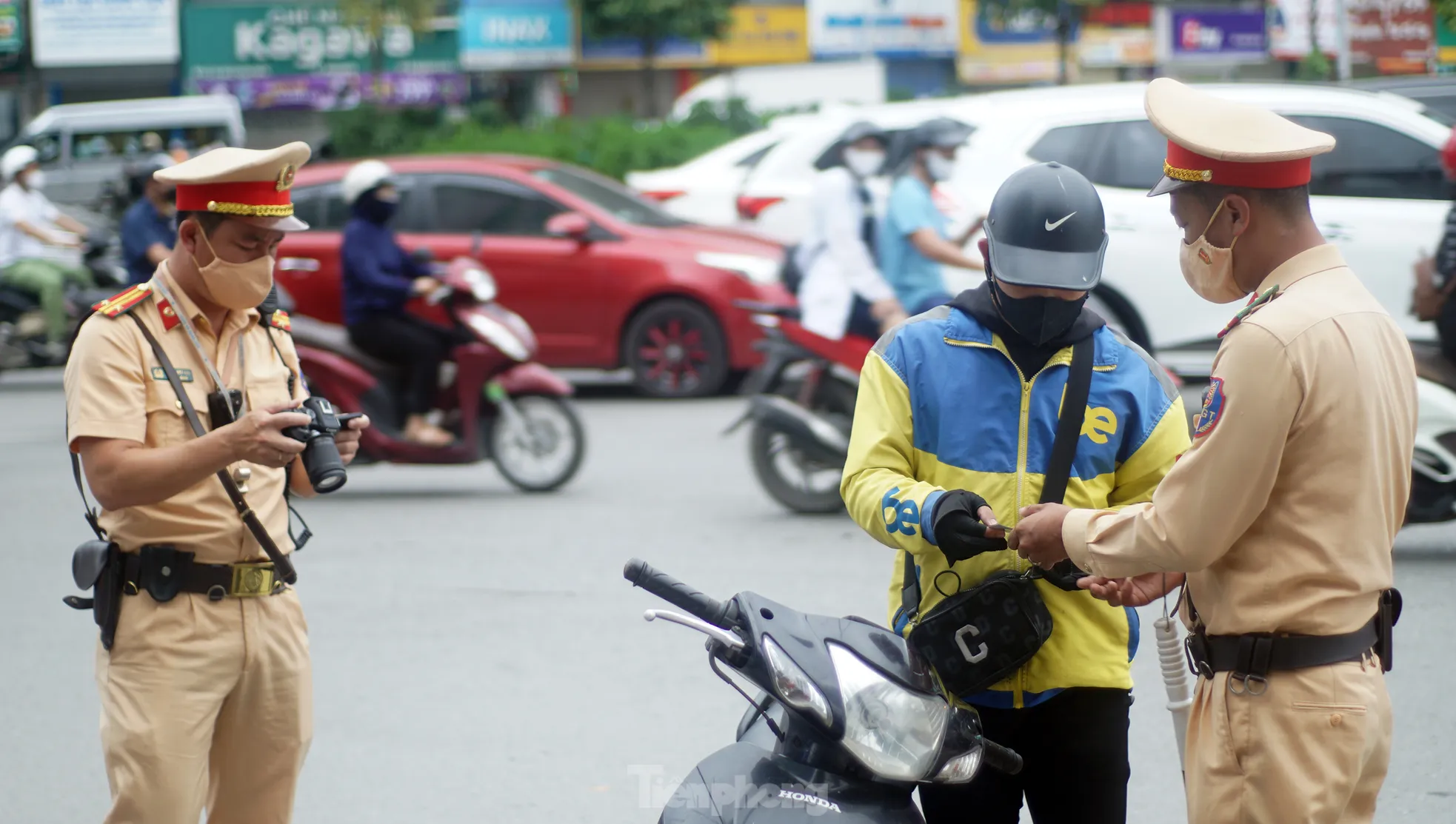 Hà Nội: Hàng loạt tài xế bị xử phạt vì ‘leo’ xe máy lên vỉa hè, đi ngược chiều ảnh 5