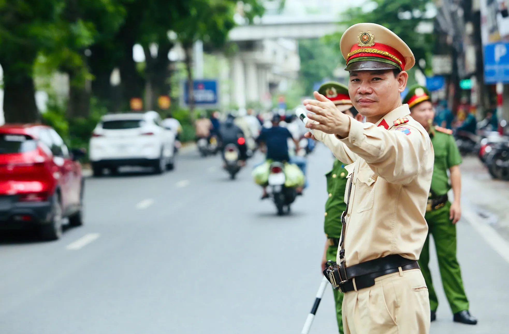 Cán bộ, chiến sĩ Công an Hà Nội túc trực tại các điểm trường hỗ trợ sĩ tử ảnh 3