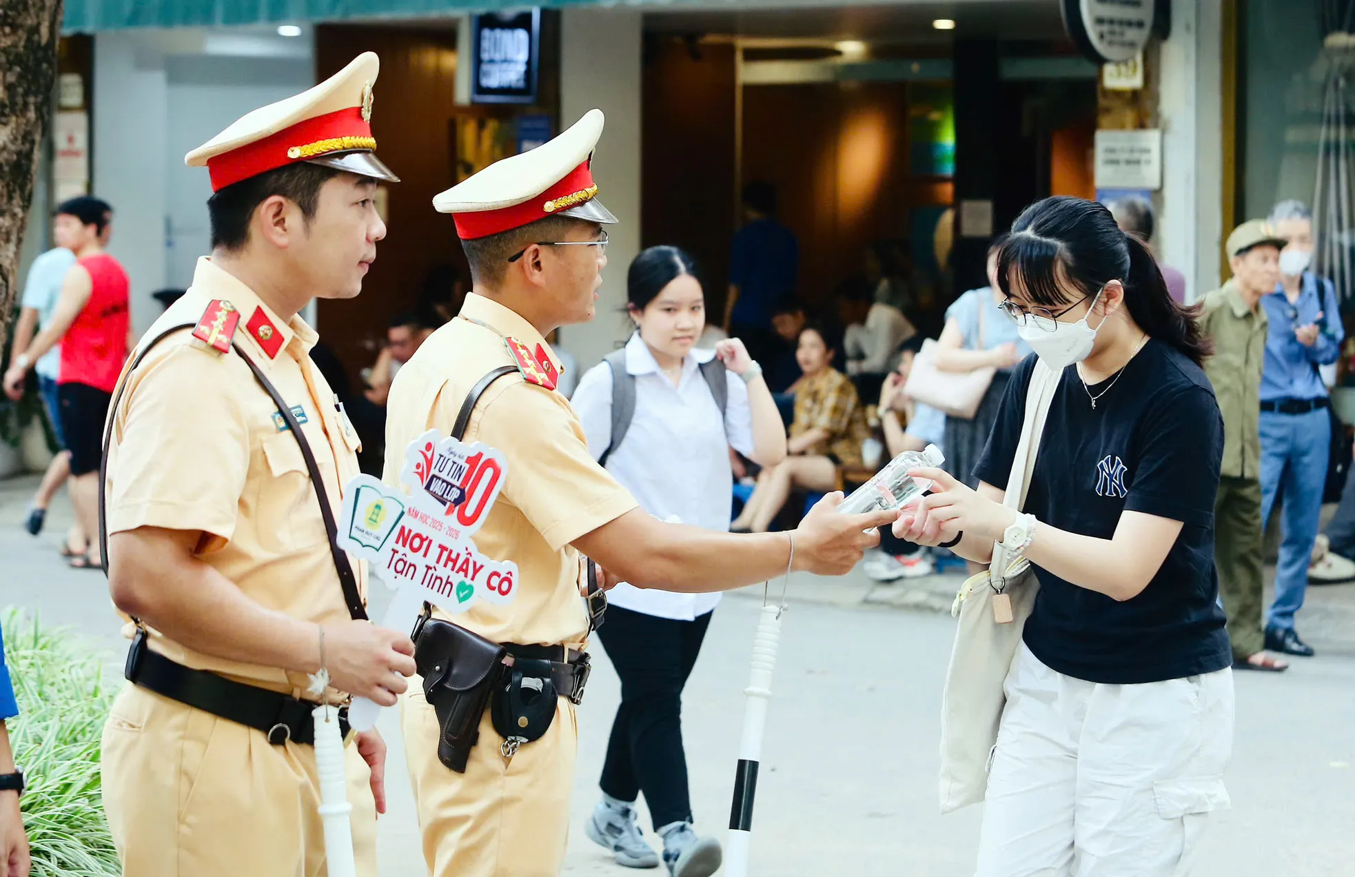 Cán bộ, chiến sĩ Công an Hà Nội túc trực tại các điểm trường hỗ trợ sĩ tử ảnh 12