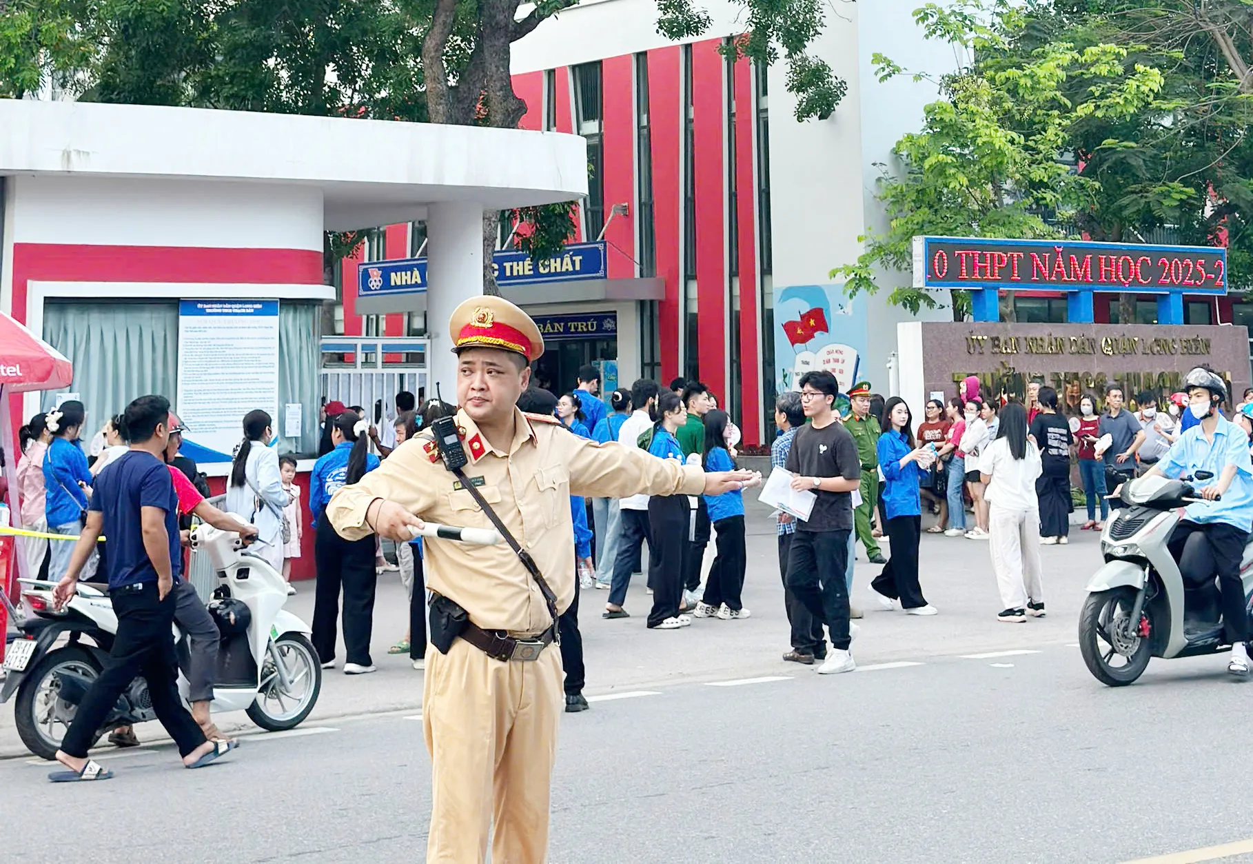 Cán bộ, chiến sĩ Công an Hà Nội túc trực tại các điểm trường hỗ trợ sĩ tử ảnh 7