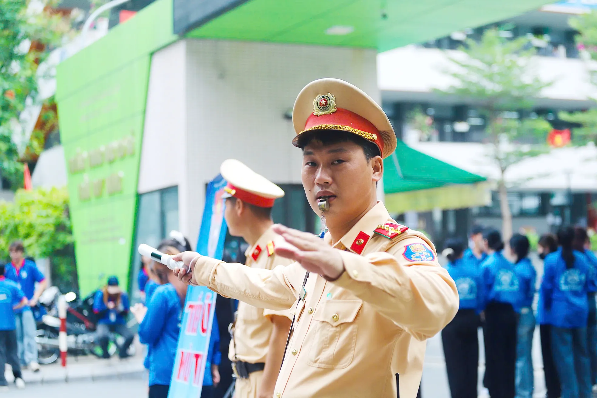 Cán bộ, chiến sĩ Công an Hà Nội túc trực tại các điểm trường hỗ trợ sĩ tử ảnh 5