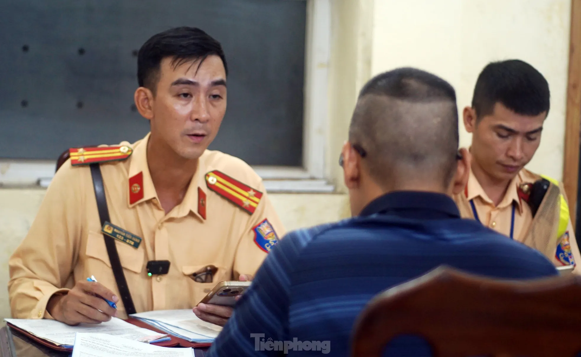 Phát hiện nhiều tài xế vi phạm nồng độ cồn khi chở vợ, con ở phố cổ Hà Nội ảnh 3