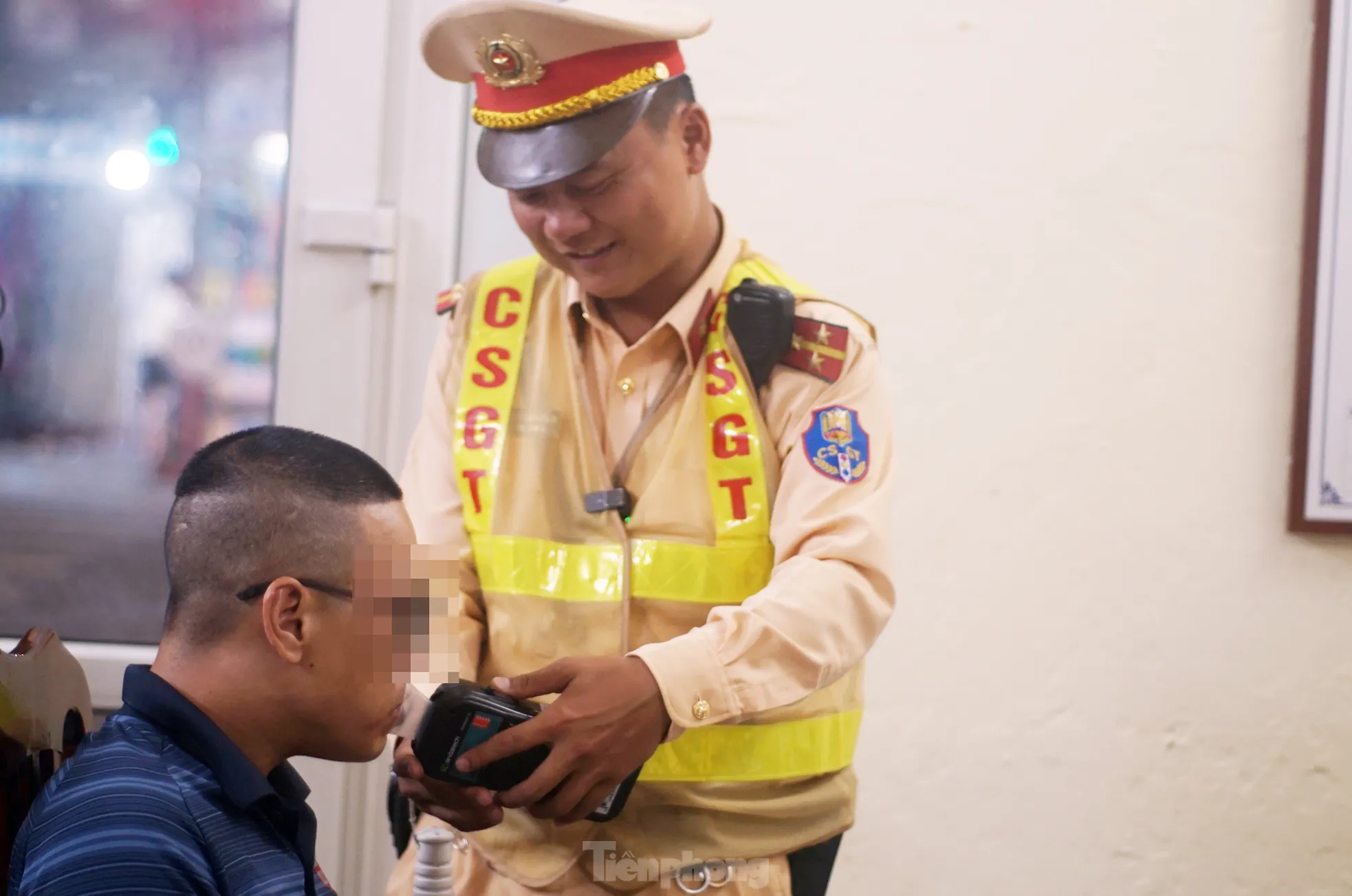 Phát hiện nhiều tài xế vi phạm nồng độ cồn khi chở vợ, con ở phố cổ Hà Nội ảnh 4