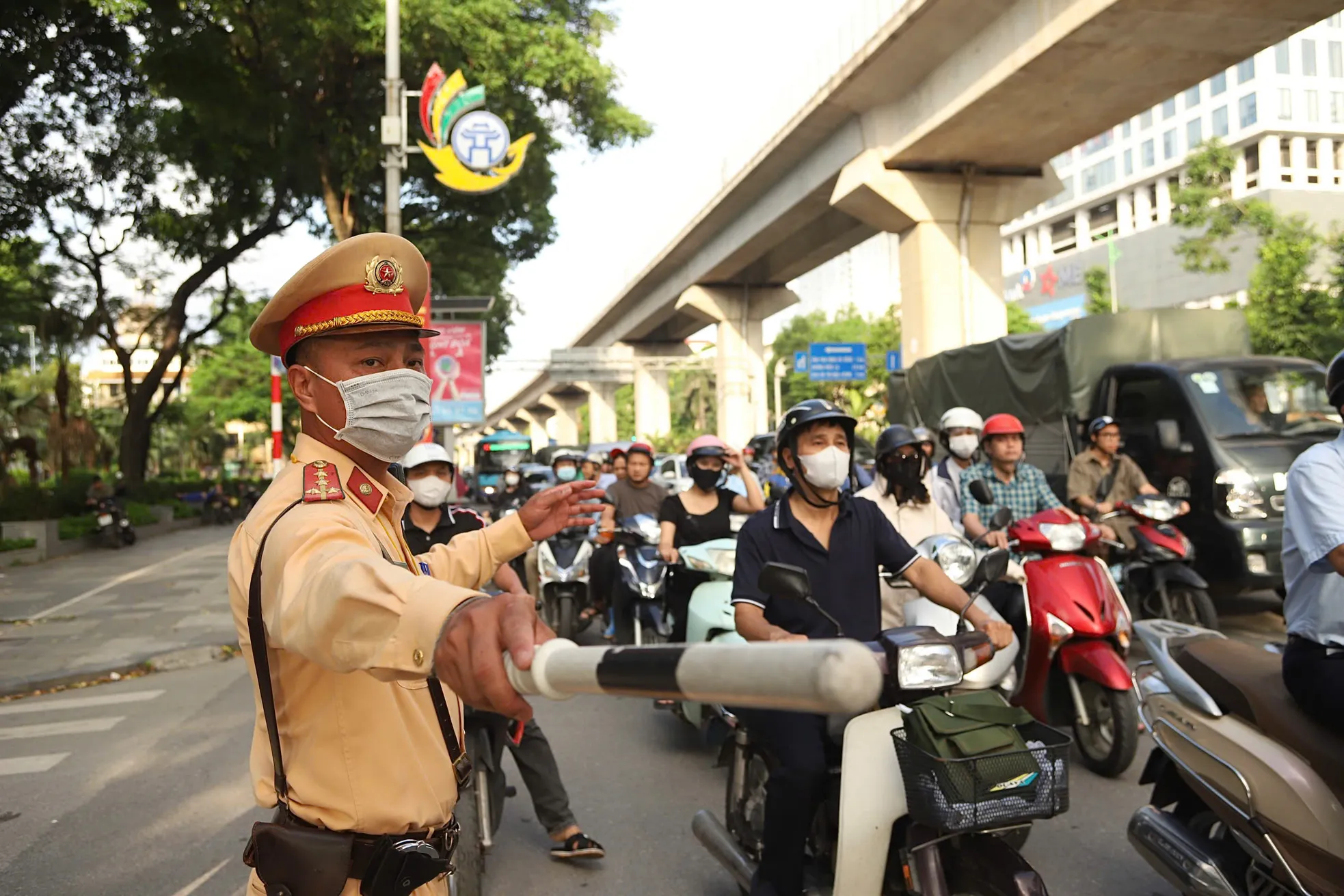 CSGT Hà Nội tiếp sức sĩ tử vượt vũ môn ảnh 1