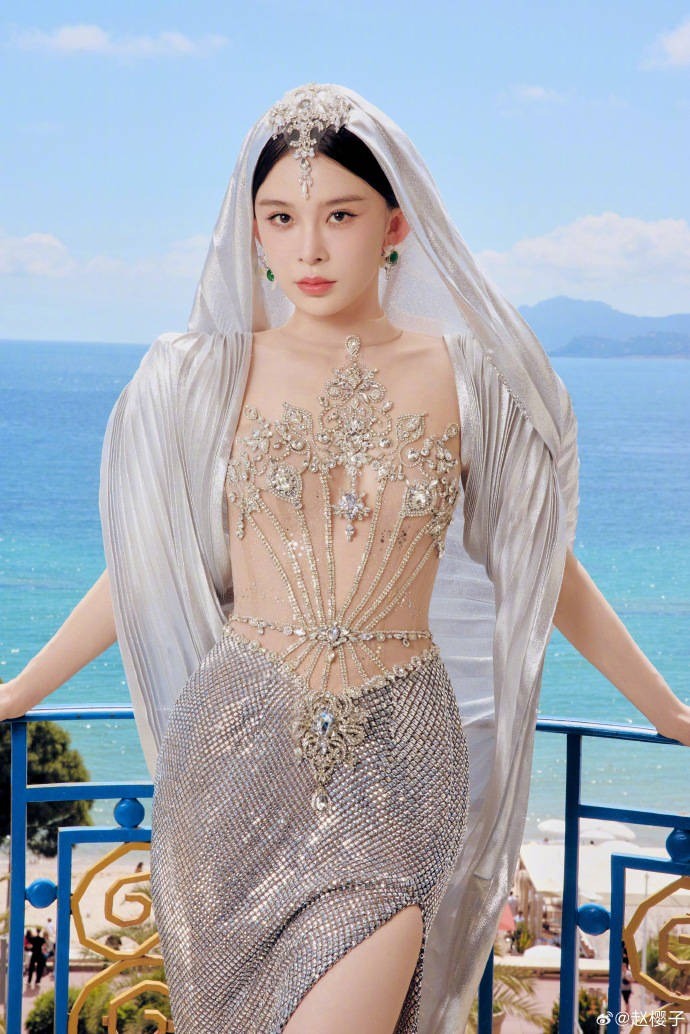 Sao Trung Quốc mặc hở bị bảo vệ mời rời khỏi thảm đỏ Cannes ảnh 2
