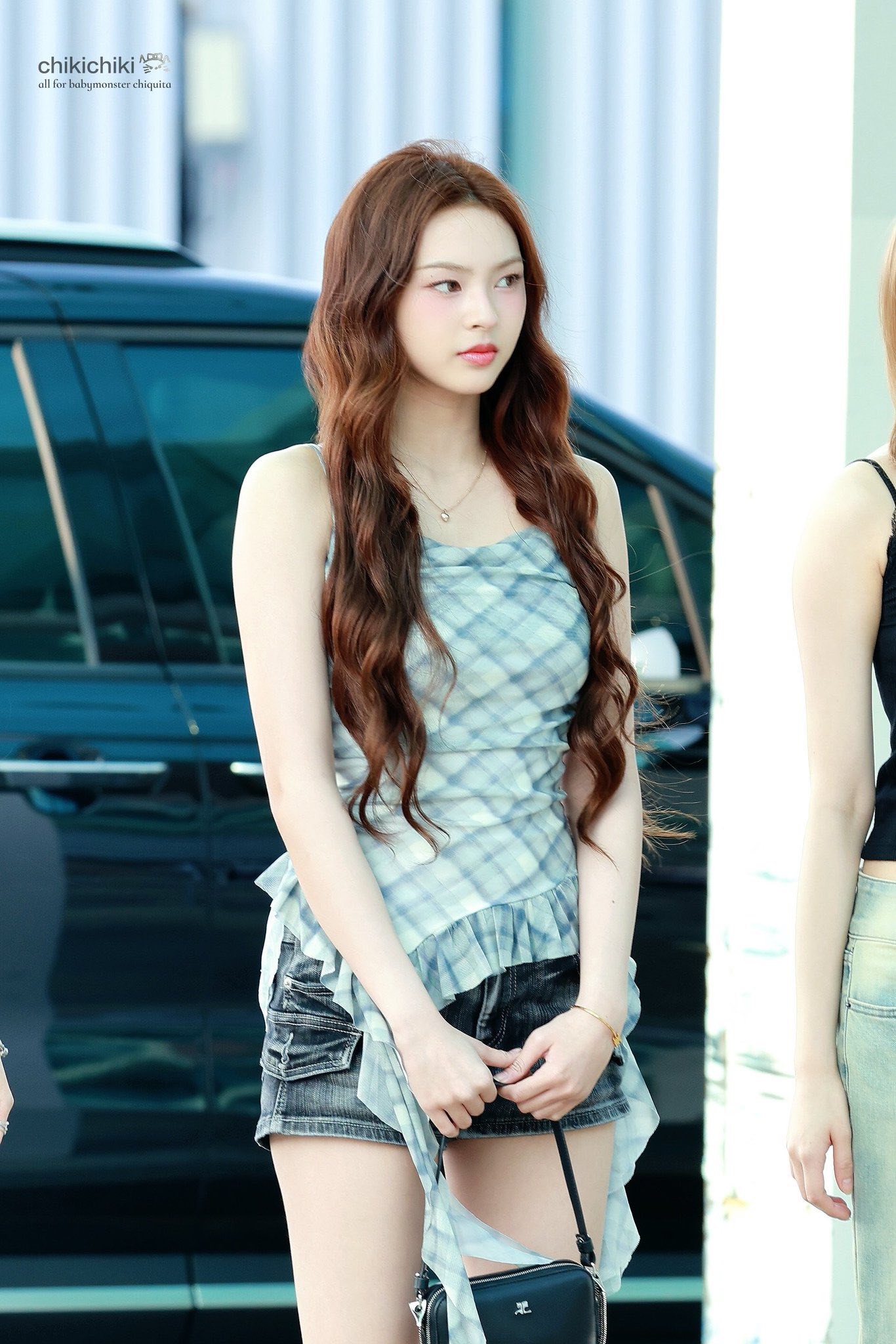 Em gái BlackPink đổ bộ sân bay Tân Sơn Nhất đêm khuya ảnh 11