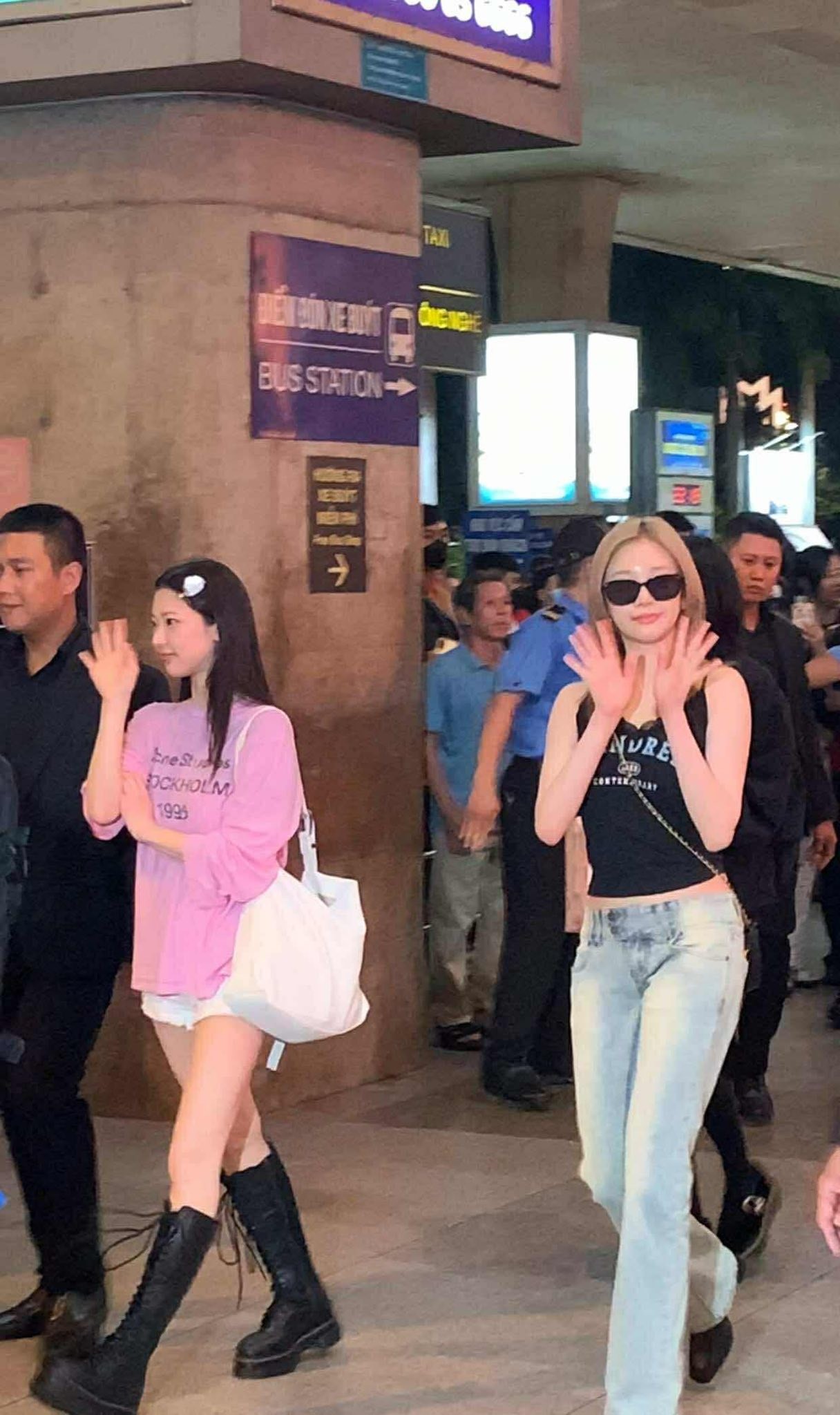 Em gái BlackPink đổ bộ sân bay Tân Sơn Nhất đêm khuya ảnh 4