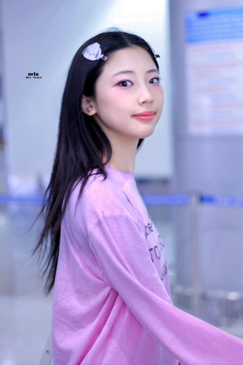Em gái BlackPink đổ bộ sân bay Tân Sơn Nhất đêm khuya ảnh 5