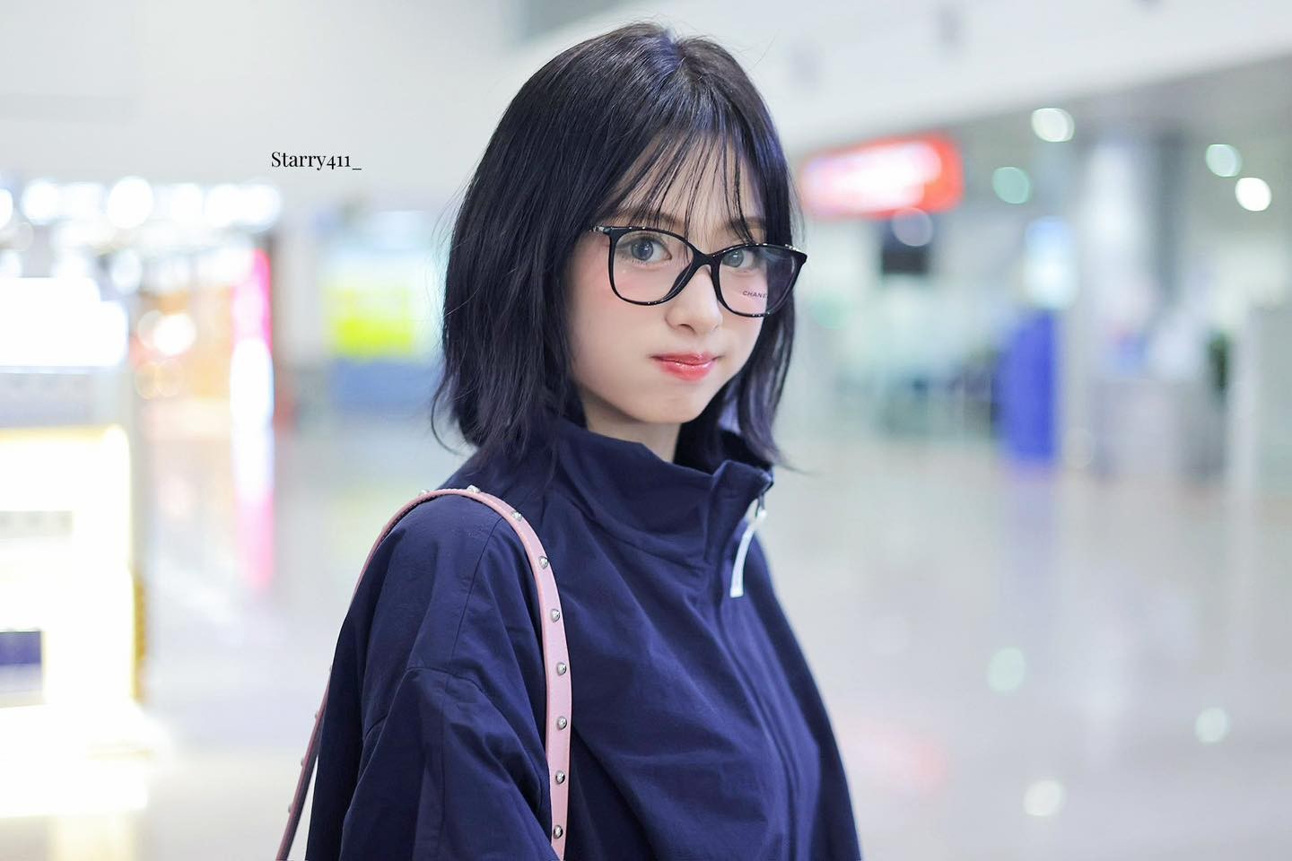 Em gái BlackPink đổ bộ sân bay Tân Sơn Nhất đêm khuya ảnh 2