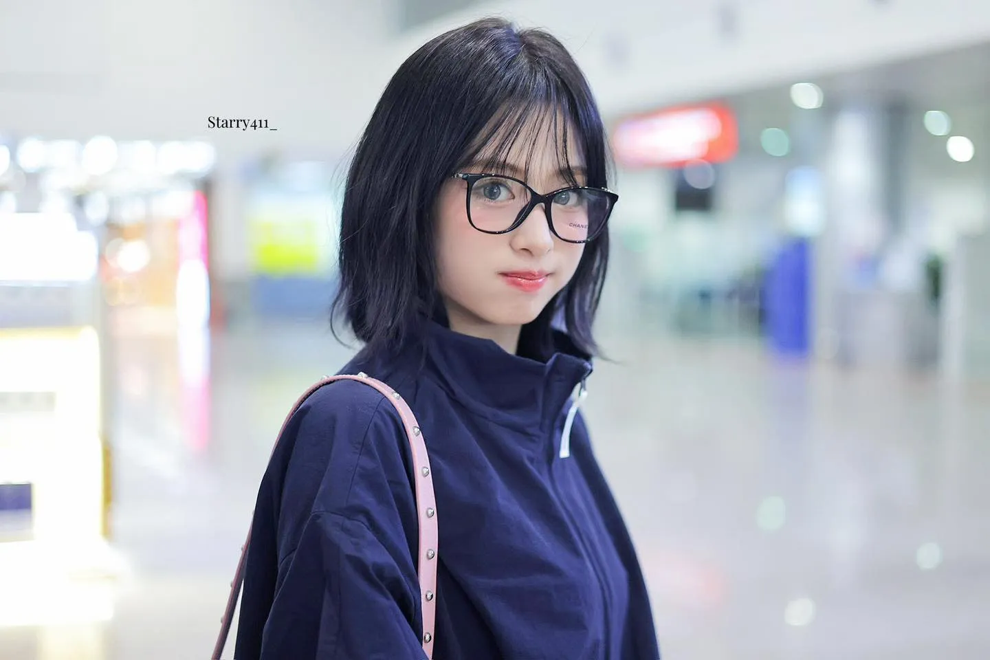 Em gái BlackPink đổ bộ sân bay Tân Sơn Nhất đêm khuya ảnh 2