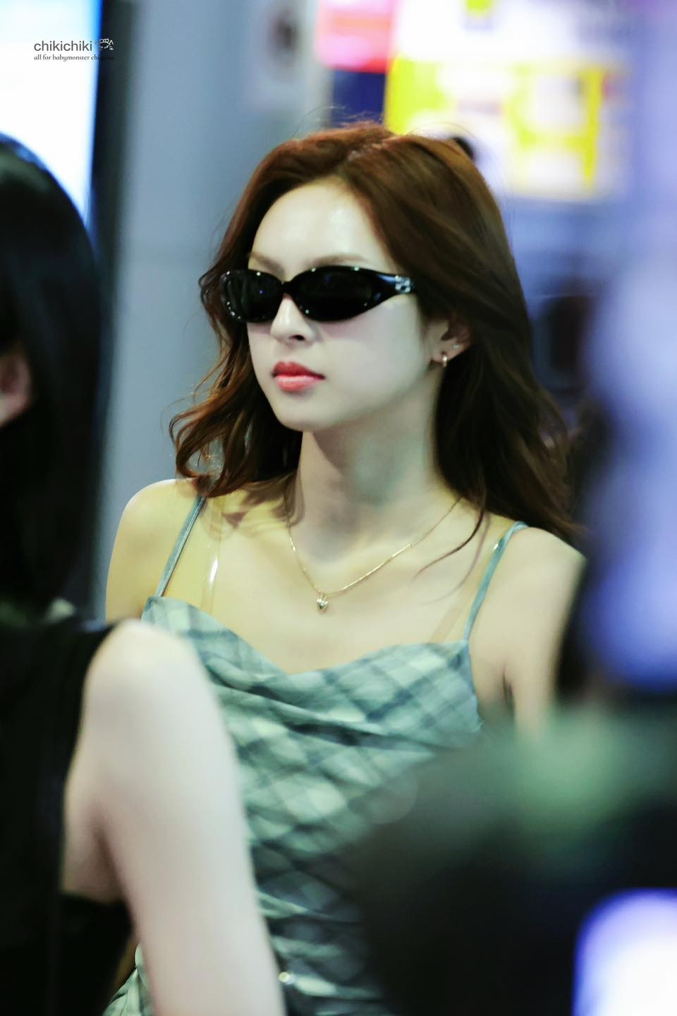 Em gái BlackPink đổ bộ sân bay Tân Sơn Nhất đêm khuya ảnh 1