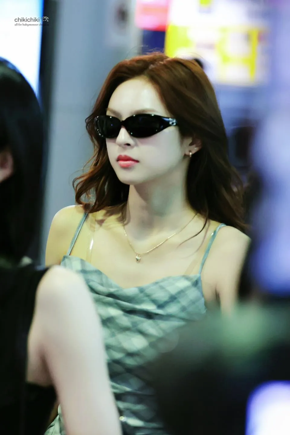 Em gái BlackPink đổ bộ sân bay Tân Sơn Nhất đêm khuya ảnh 1