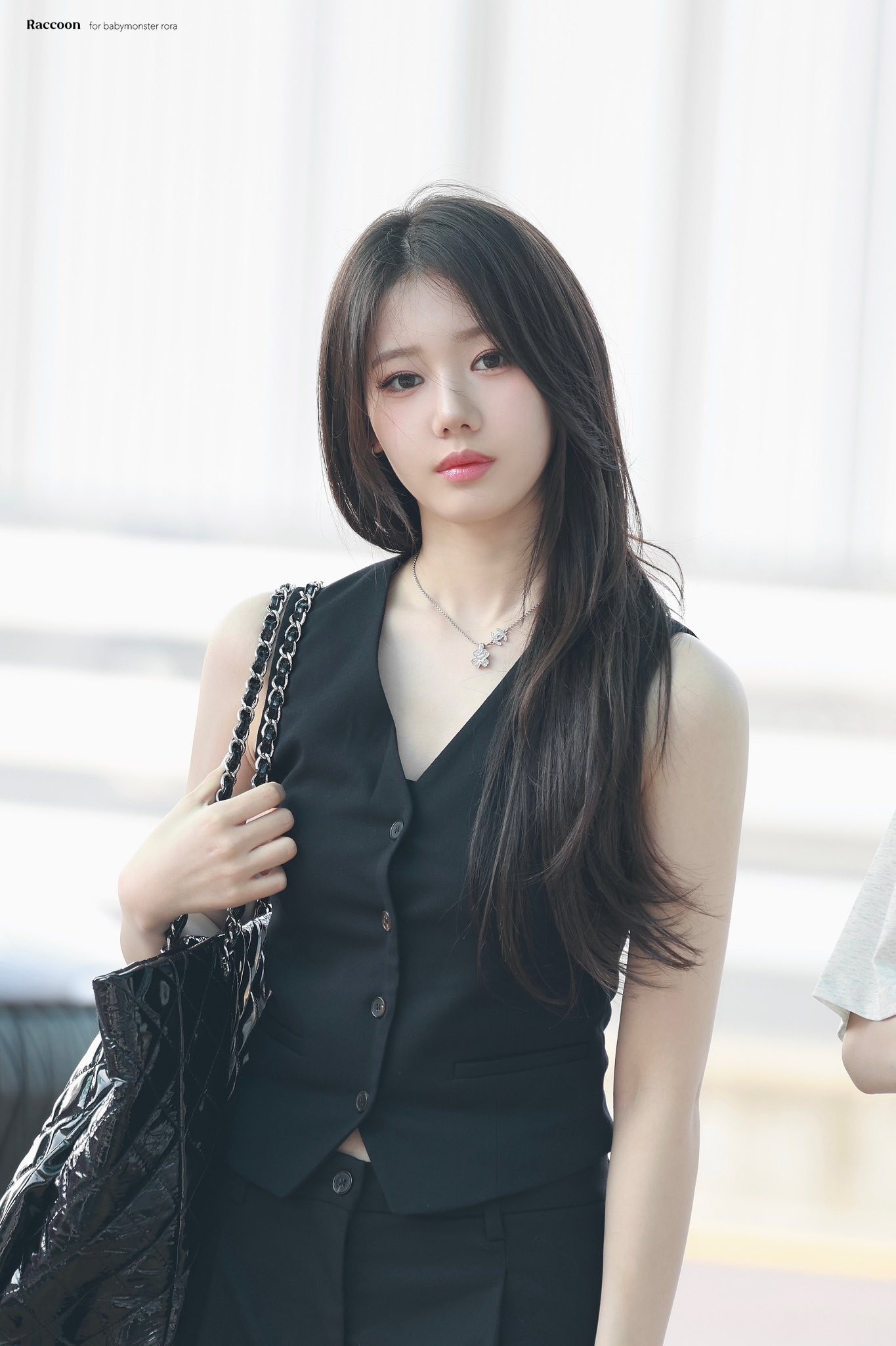 Em gái BlackPink đổ bộ sân bay Tân Sơn Nhất đêm khuya ảnh 8