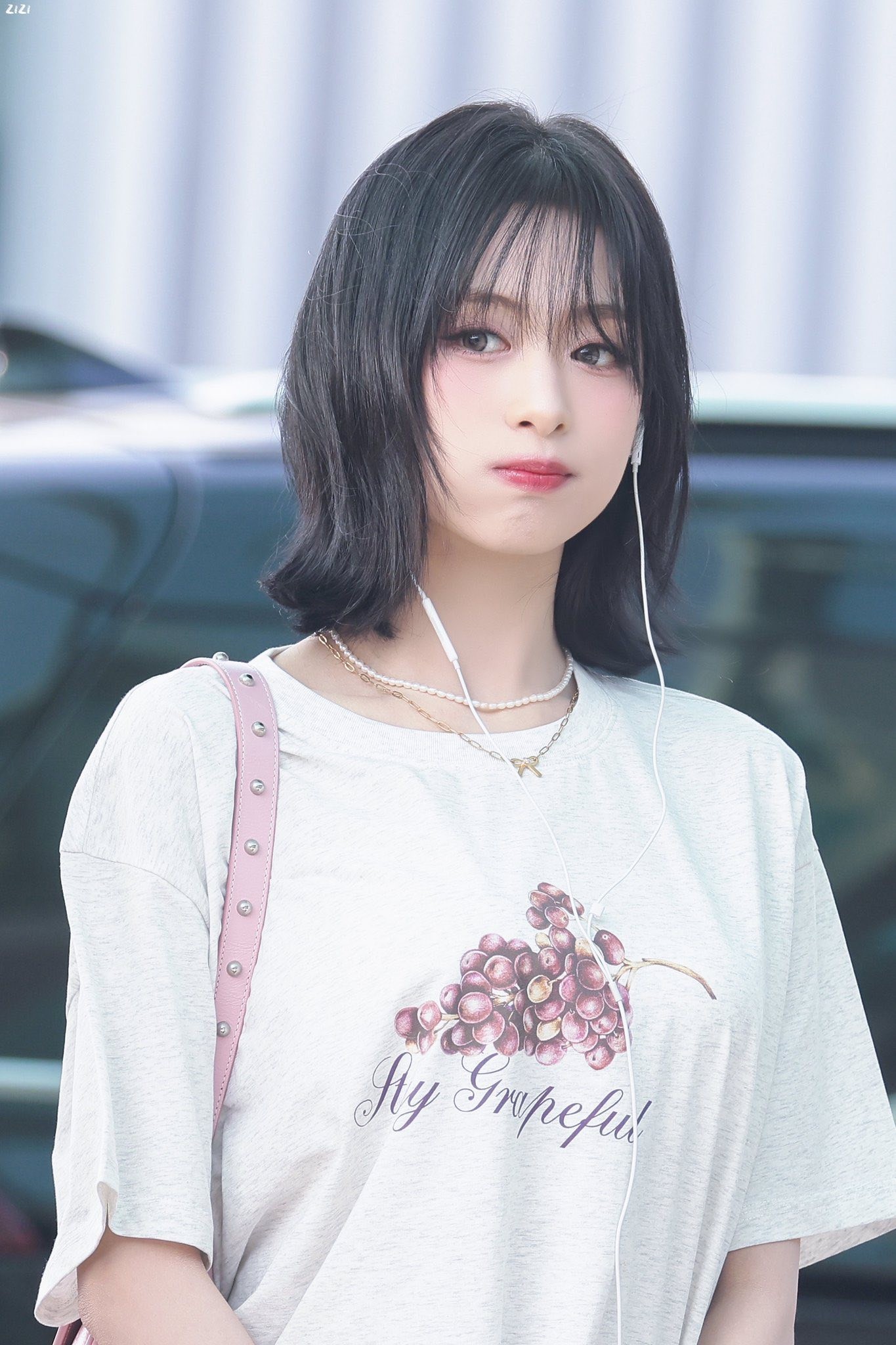 Em gái BlackPink đổ bộ sân bay Tân Sơn Nhất đêm khuya ảnh 6