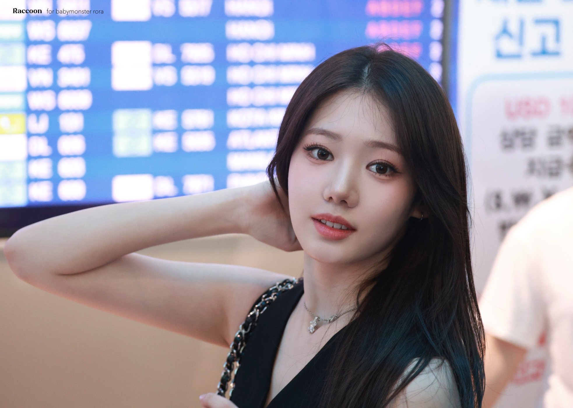 Em gái BlackPink đổ bộ sân bay Tân Sơn Nhất đêm khuya ảnh 12