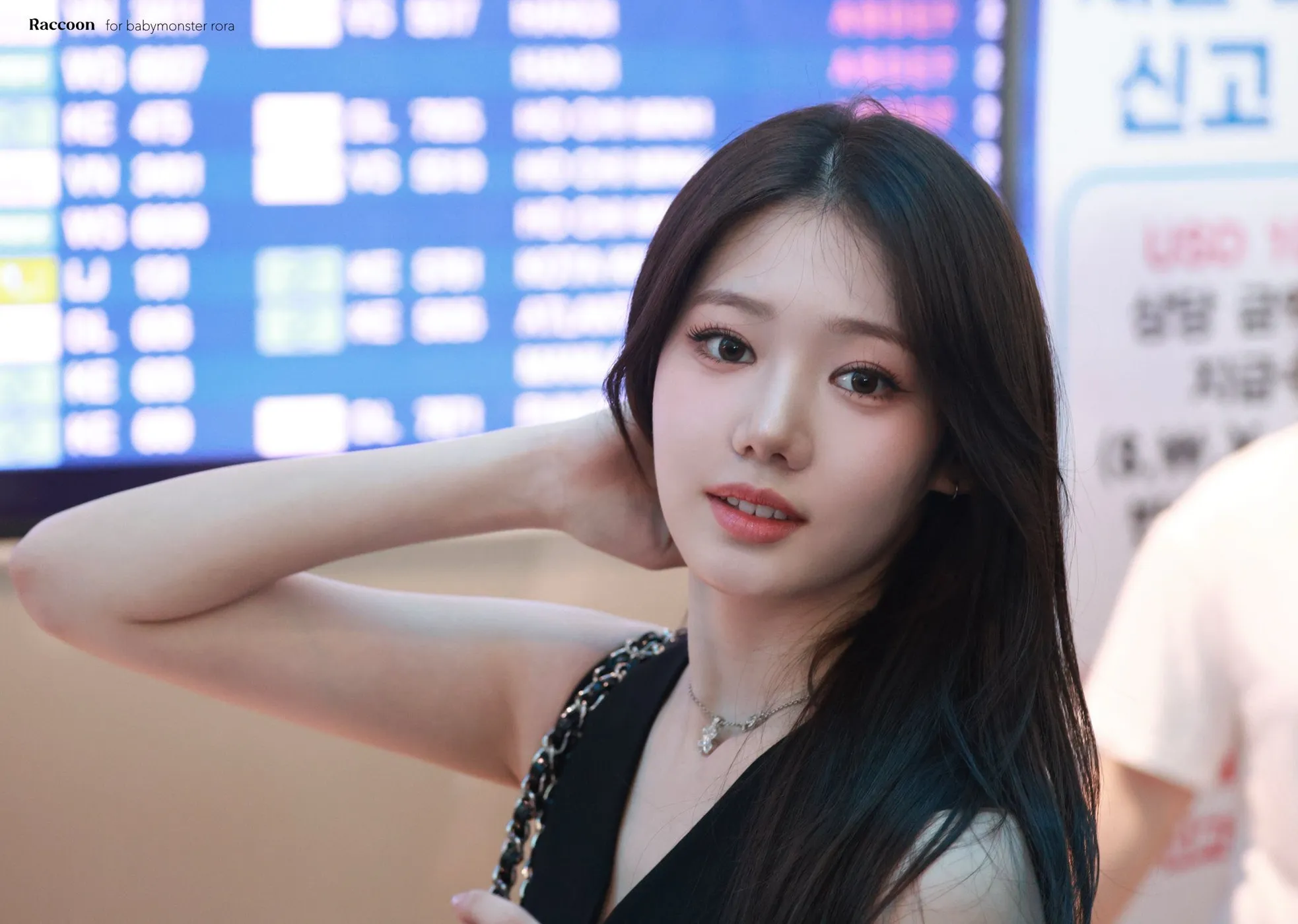 Em gái BlackPink đổ bộ sân bay Tân Sơn Nhất đêm khuya ảnh 12