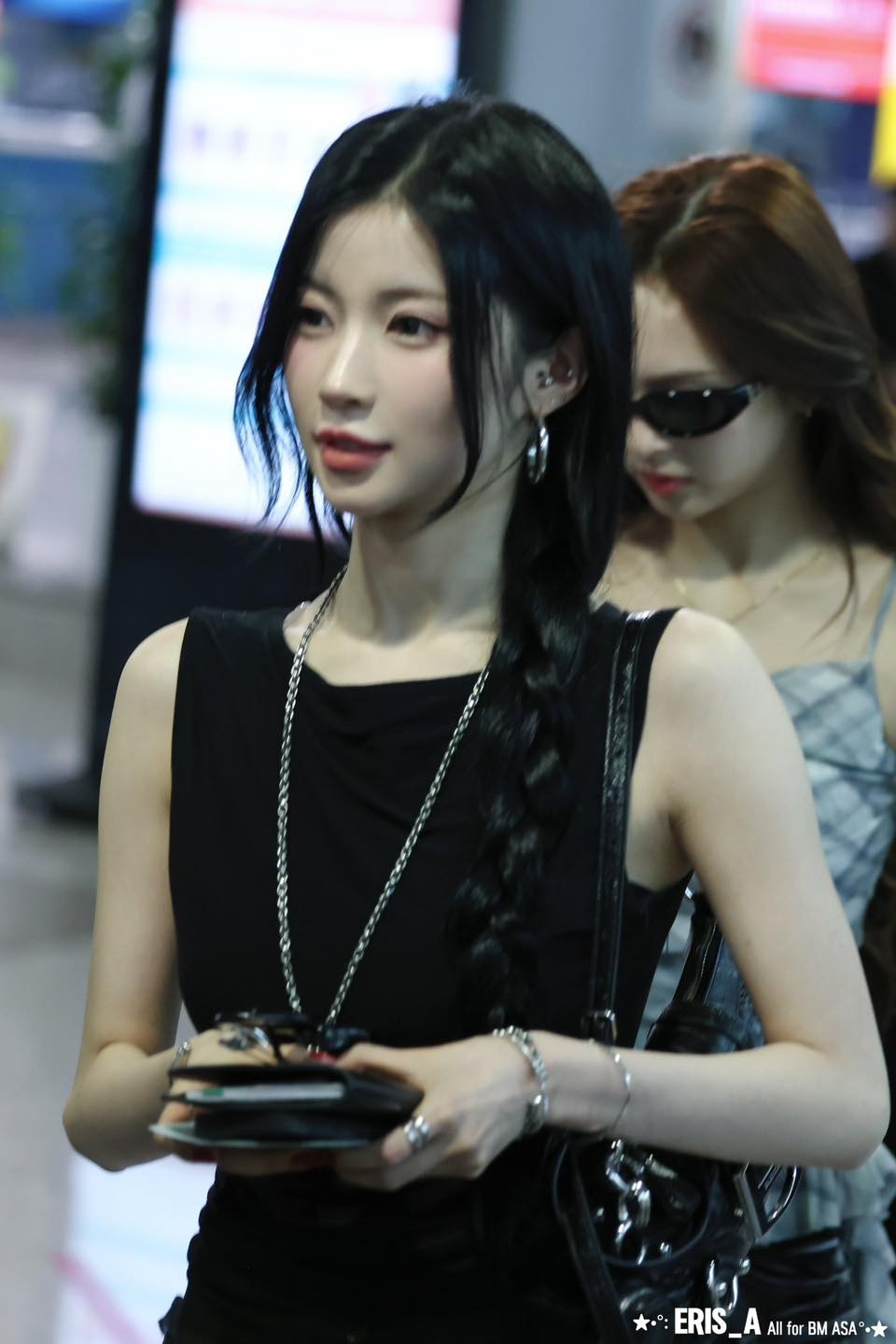 Em gái BlackPink đổ bộ sân bay Tân Sơn Nhất đêm khuya ảnh 3
