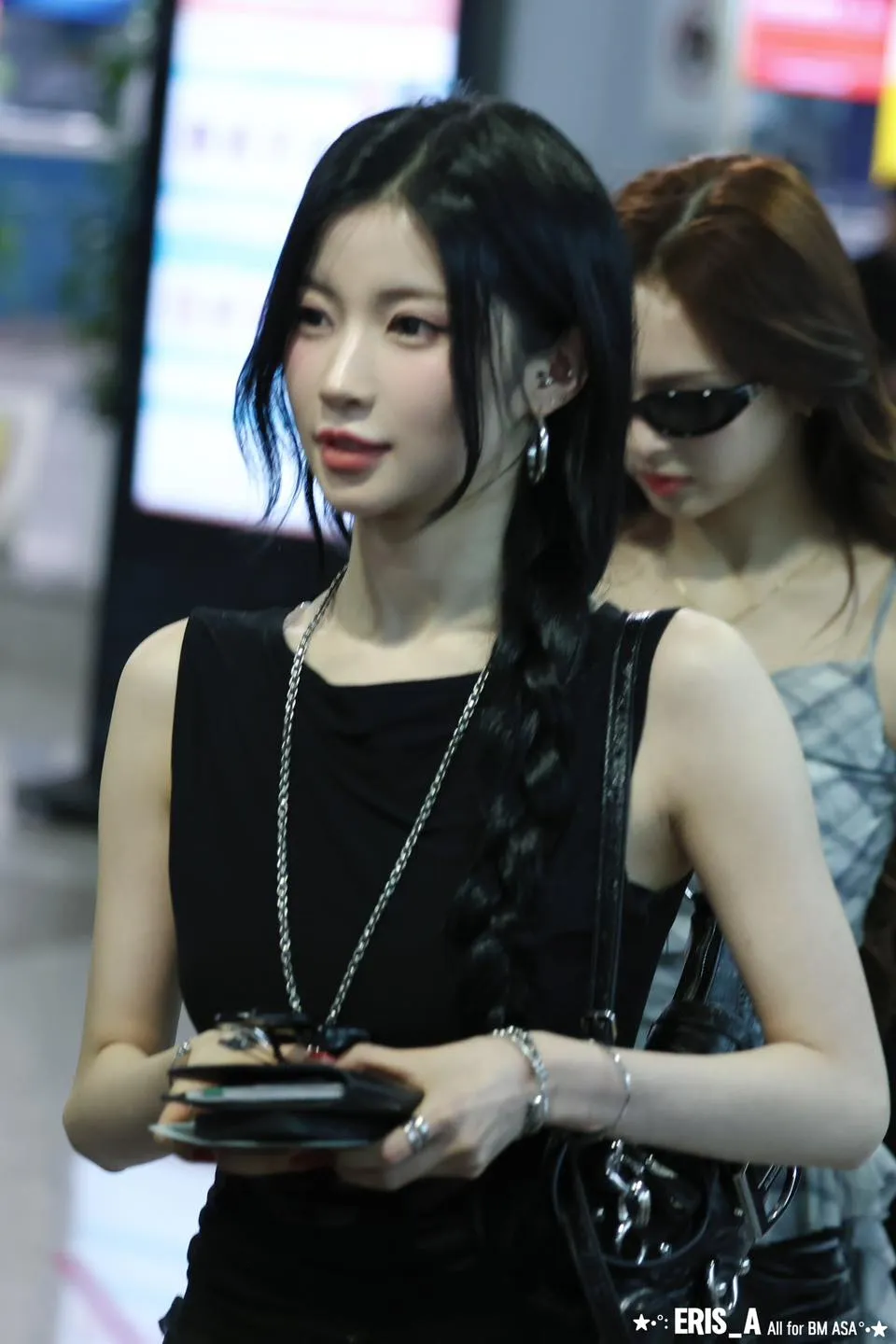 Em gái BlackPink đổ bộ sân bay Tân Sơn Nhất đêm khuya ảnh 3
