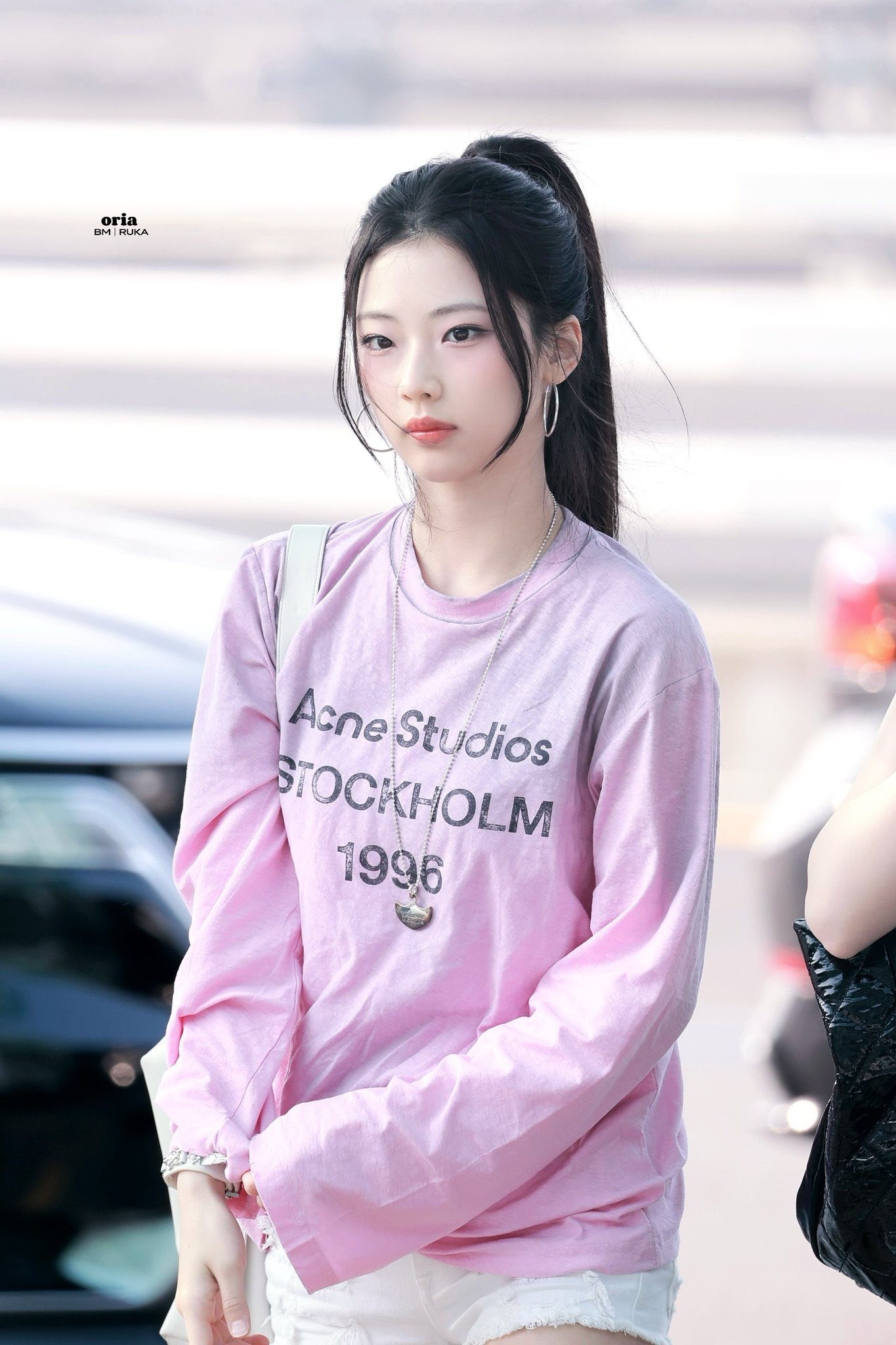 Em gái BlackPink đổ bộ sân bay Tân Sơn Nhất đêm khuya ảnh 10