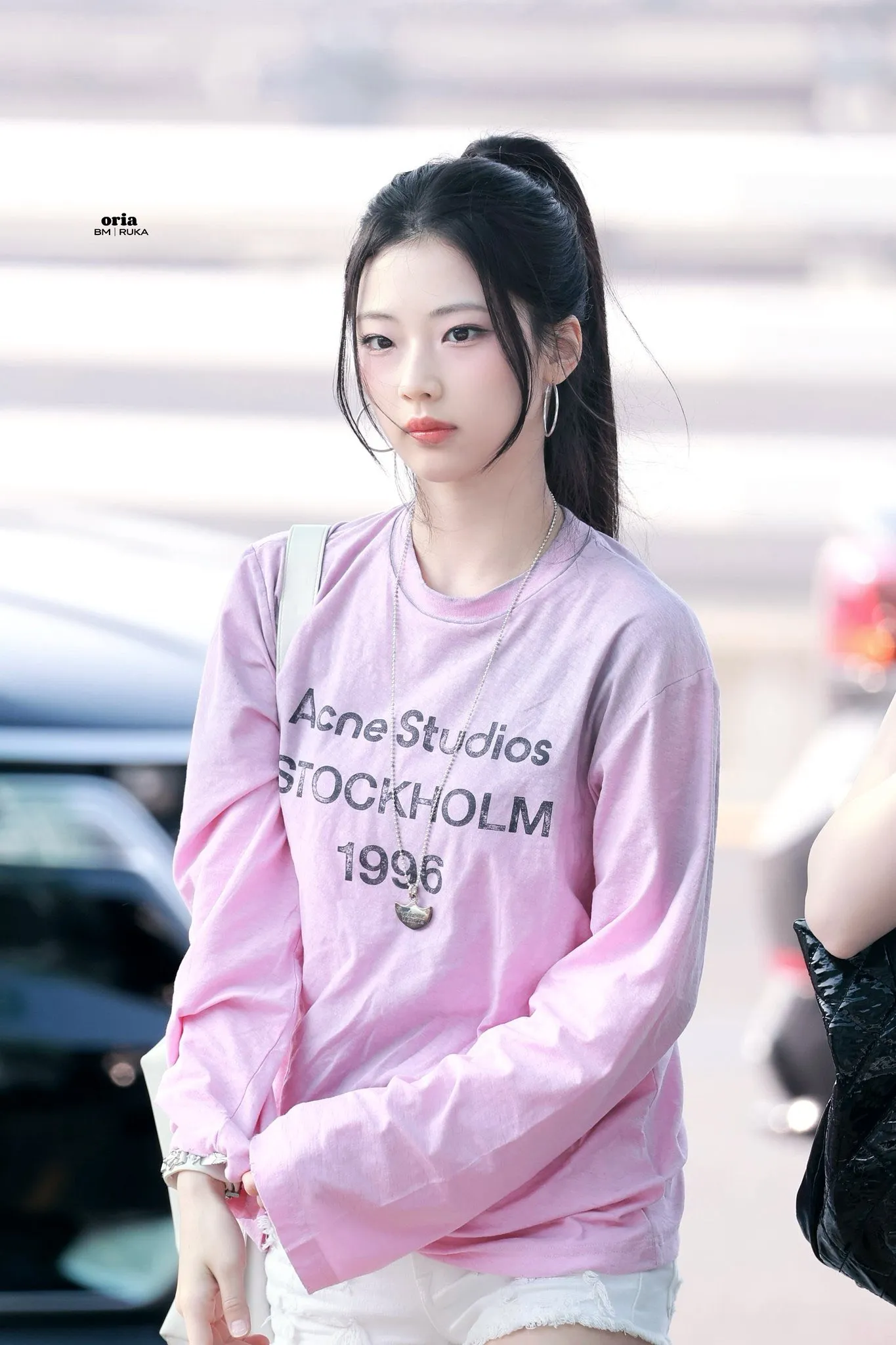 Em gái BlackPink đổ bộ sân bay Tân Sơn Nhất đêm khuya ảnh 10