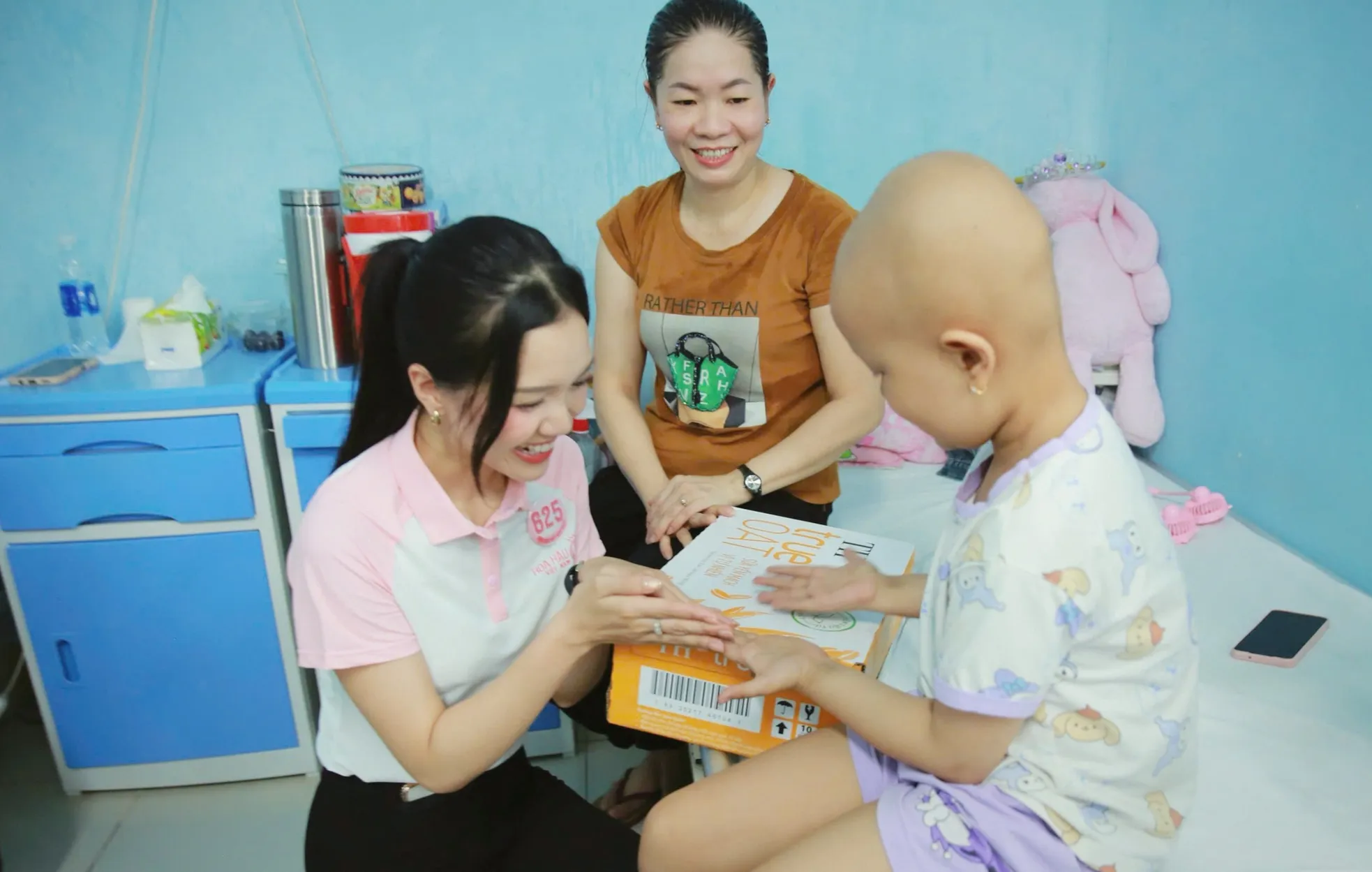 25 thí sinh Hoa hậu Việt Nam lan tỏa yêu thương đến bệnh nhi ung thư ảnh 6
