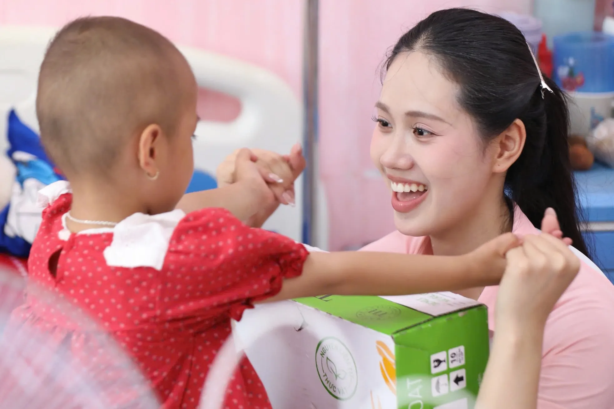 25 thí sinh Hoa hậu Việt Nam lan tỏa yêu thương đến bệnh nhi ung thư ảnh 10