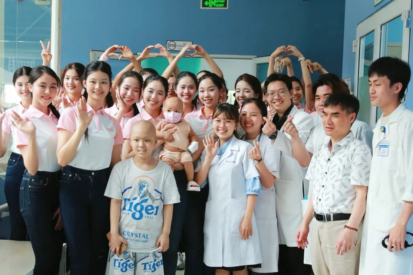 25 thí sinh Hoa hậu Việt Nam lan tỏa yêu thương đến bệnh nhi ung thư ảnh 1