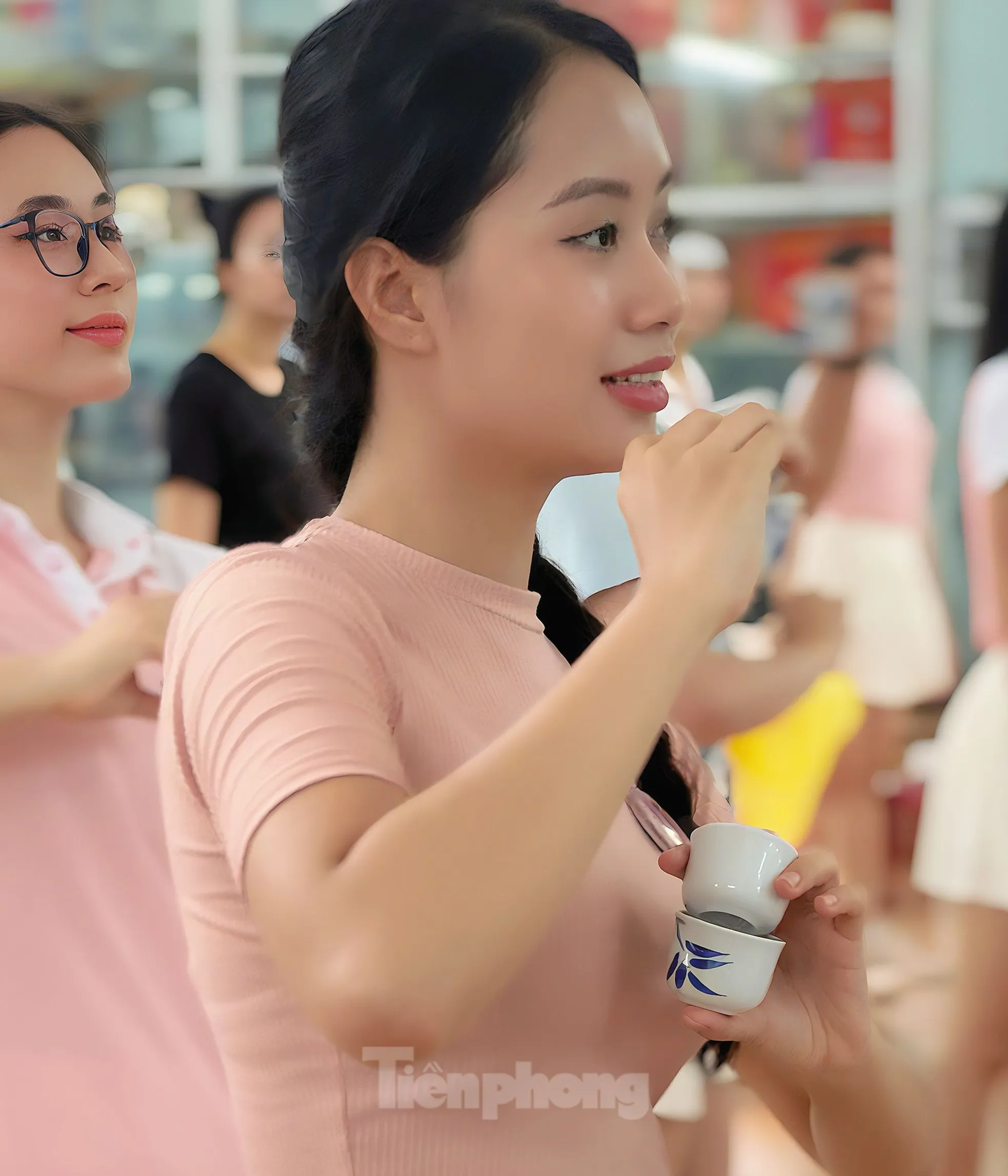 Thí sinh Hoa hậu Việt Nam múa chén, háo hức diễn cùng Hồ Ngọc Hà, Lệ Quyên ảnh 1