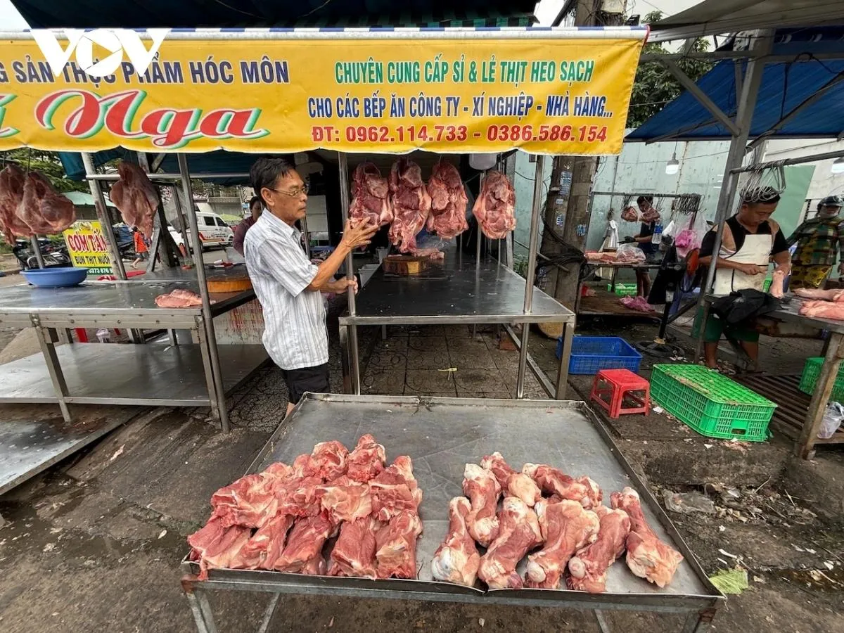 Cận cảnh thịt heo 'lạ' siêu rẻ bày bán bên hông chợ đầu mối Hóc Môn ảnh 5